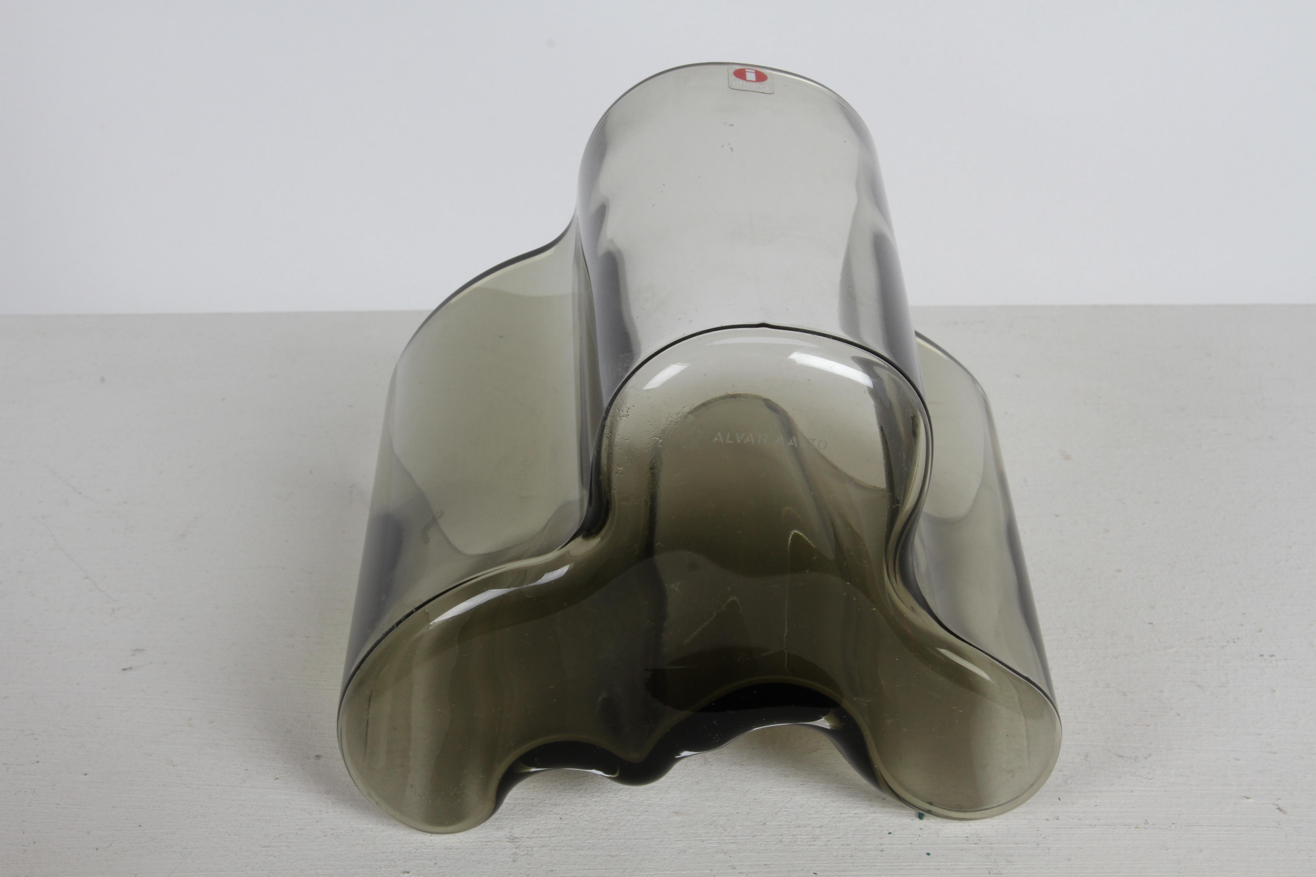 1970s MCM Alvar Aalto Savoy Vase 3030 in Smoke Gray Glass by Iittala Finland For Sale 8