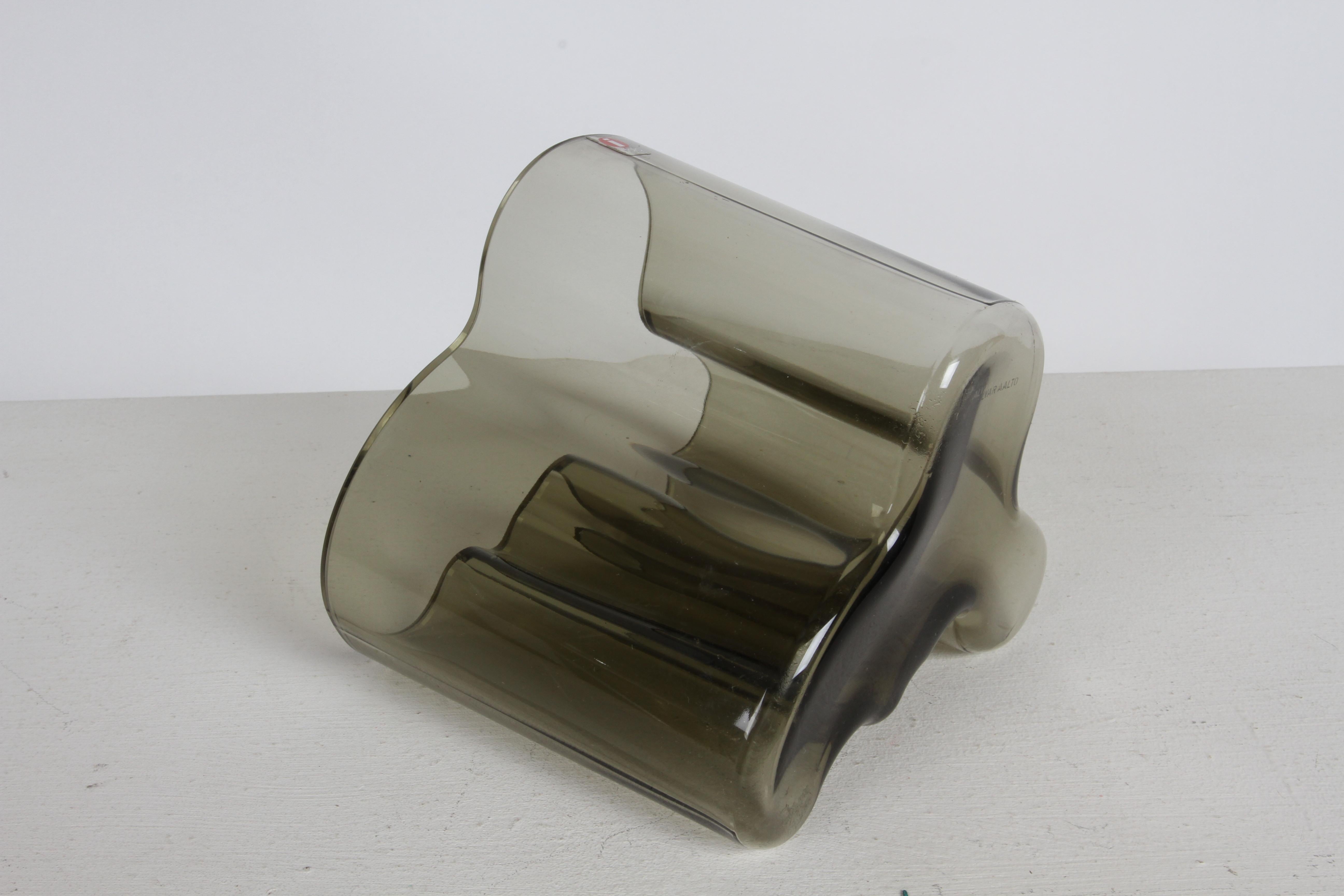1970s MCM Alvar Aalto Savoy Vase 3030 in Smoke Gray Glass by Iittala Finland For Sale 9