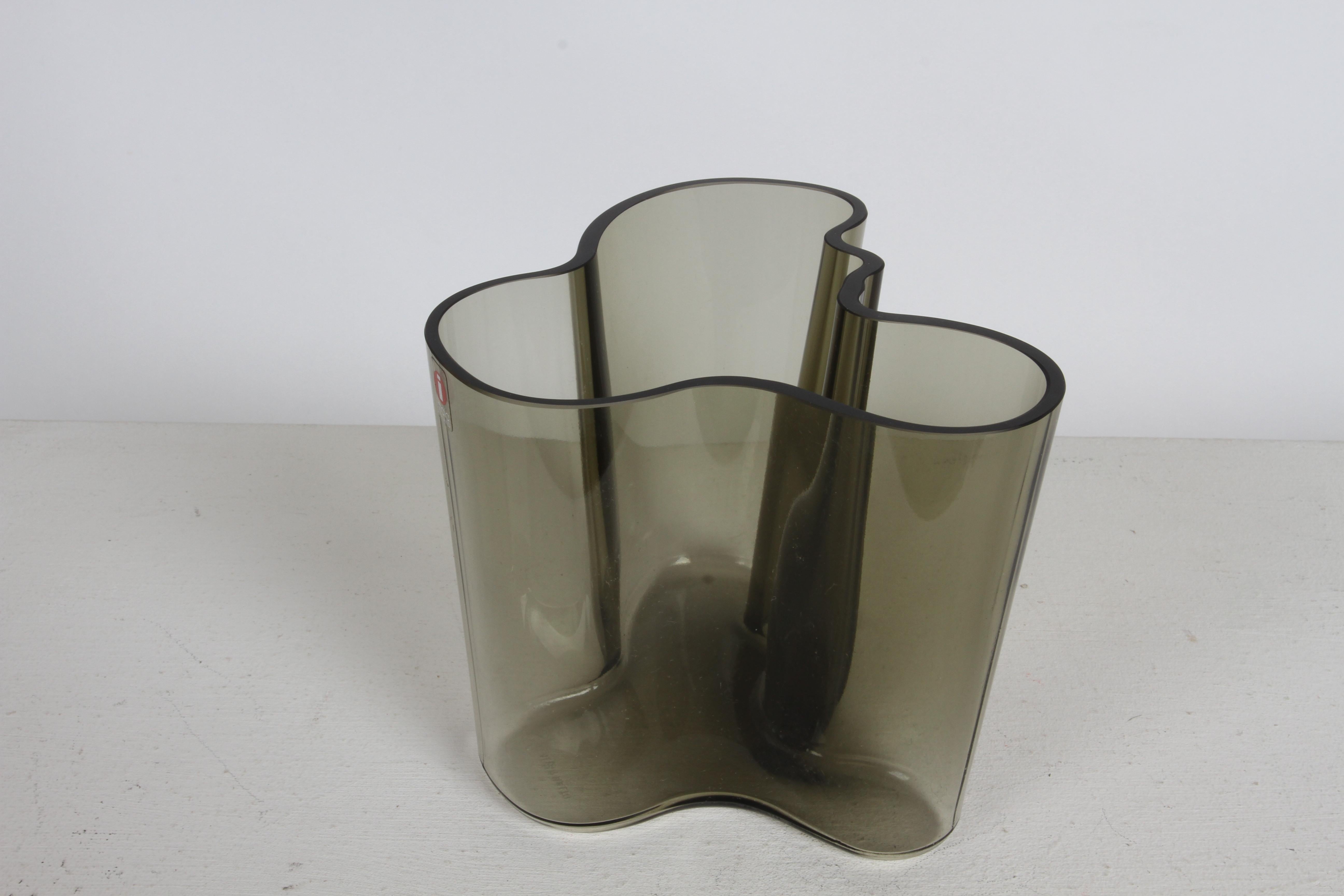 1970s MCM Alvar Aalto Savoy Vase 3030 in Smoke Gray Glass by Iittala Finland In Good Condition For Sale In St. Louis, MO