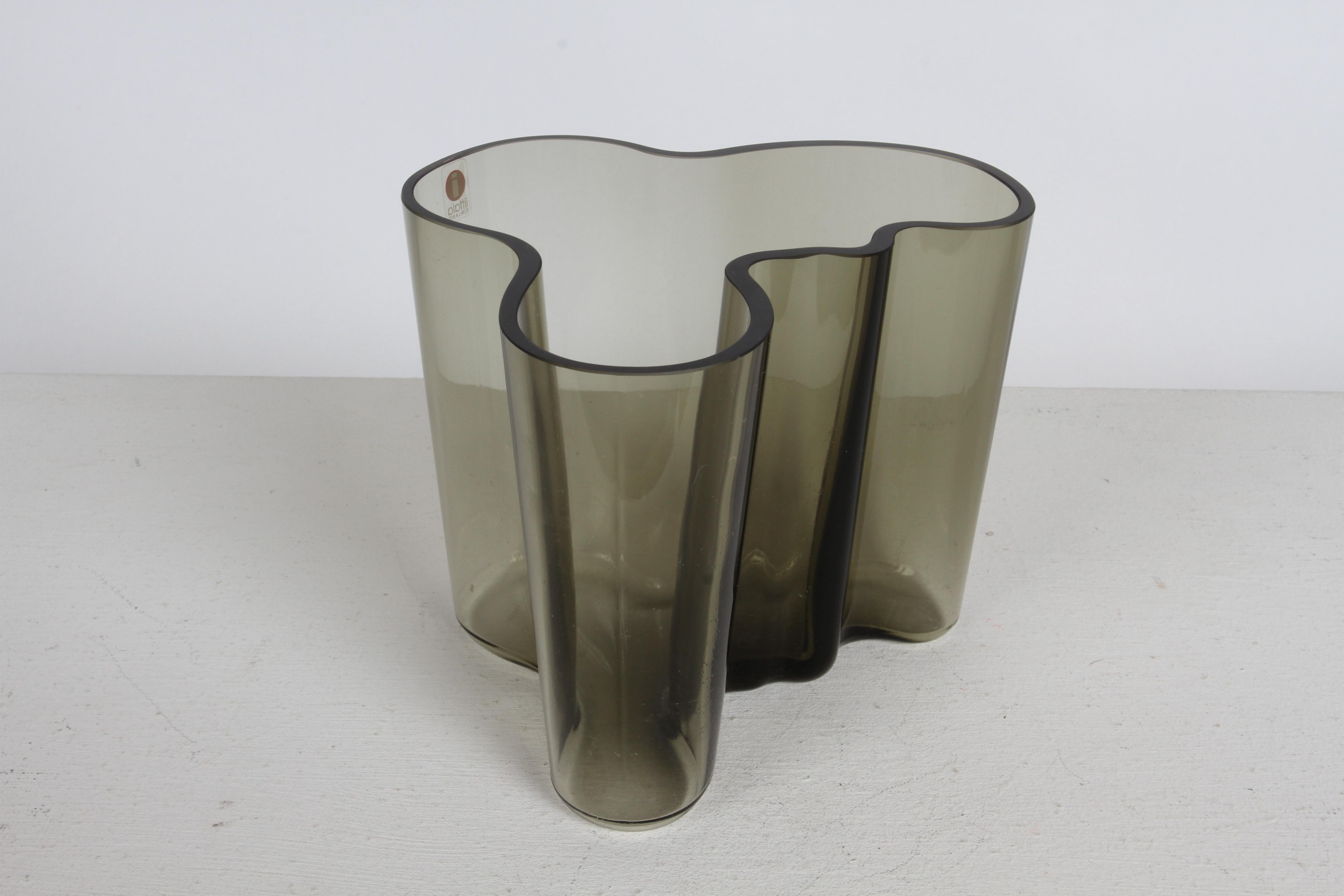 Late 20th Century 1970s MCM Alvar Aalto Savoy Vase 3030 in Smoke Gray Glass by Iittala Finland For Sale