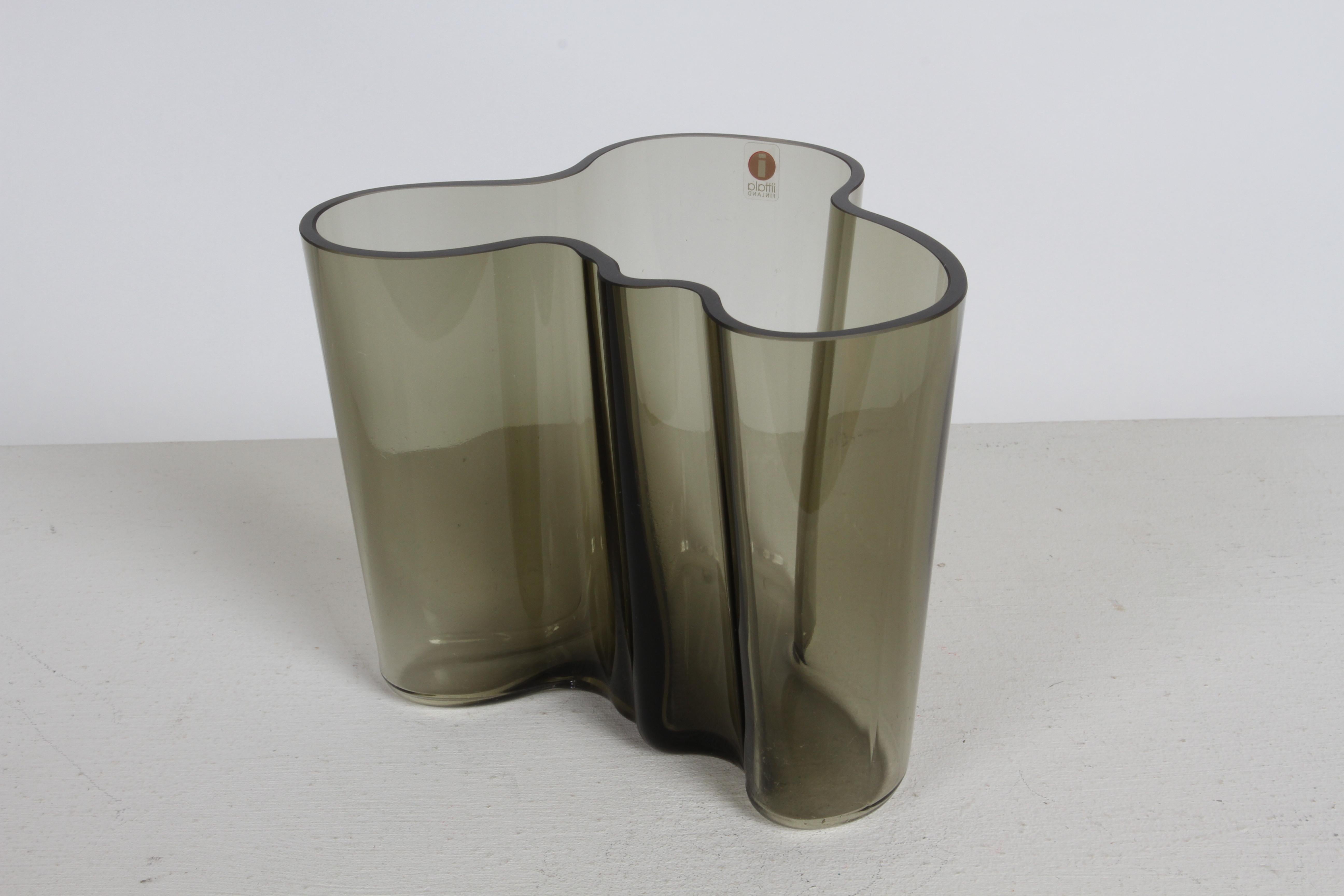 1970s MCM Alvar Aalto Savoy Vase 3030 in Smoke Gray Glass by Iittala Finland For Sale 1