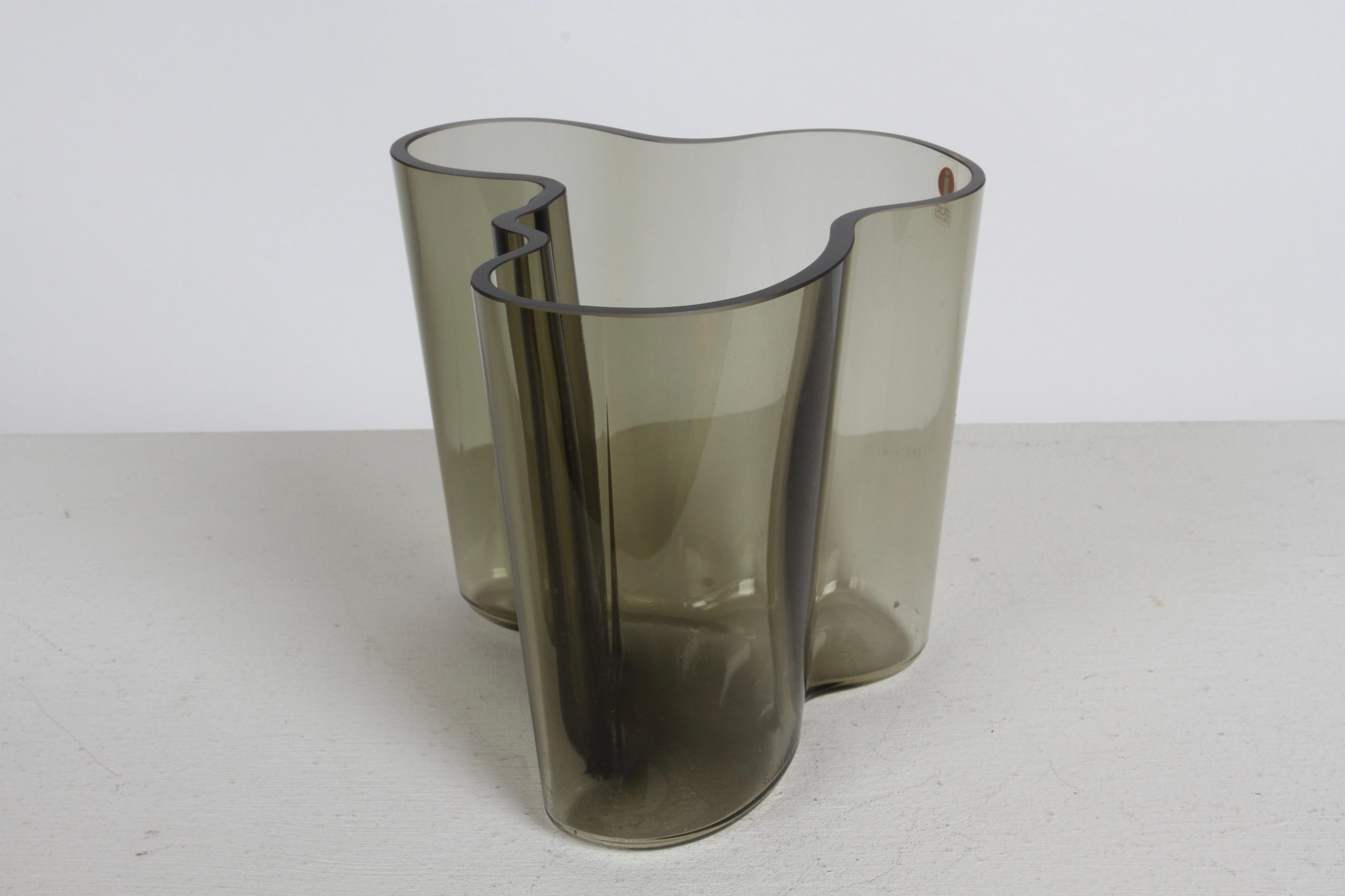 1970s MCM Alvar Aalto Savoy Vase 3030 in Smoke Gray Glass by Iittala Finland For Sale 2