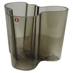 Jarrón Savoy 3030 de 1970 MCM Alvar Aalto en cristal gris humo by Iittala Finland