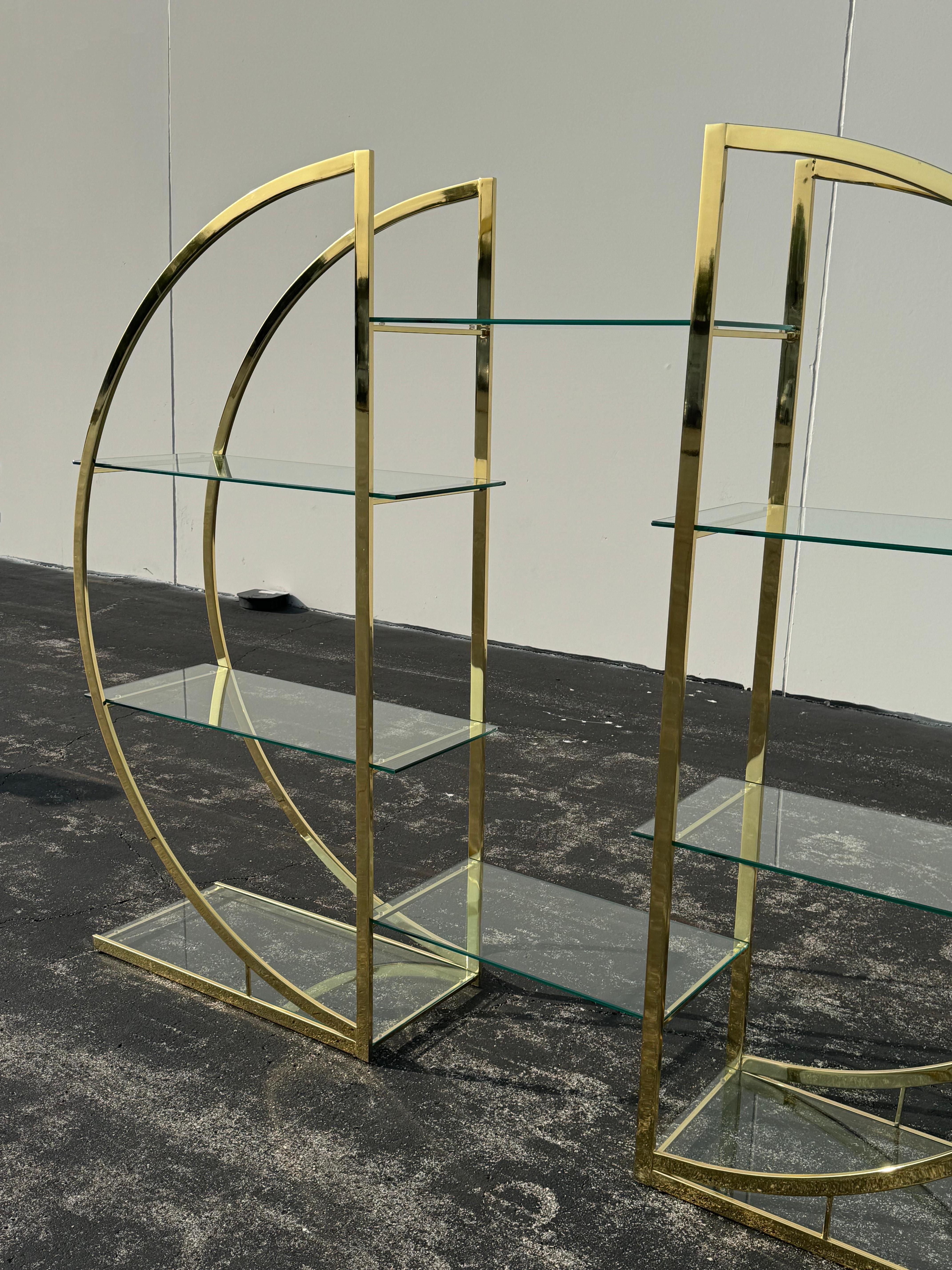 Divisorio circolare MCM degli anni '70 in ottone o oro con ripiani in vetro in vendita 3