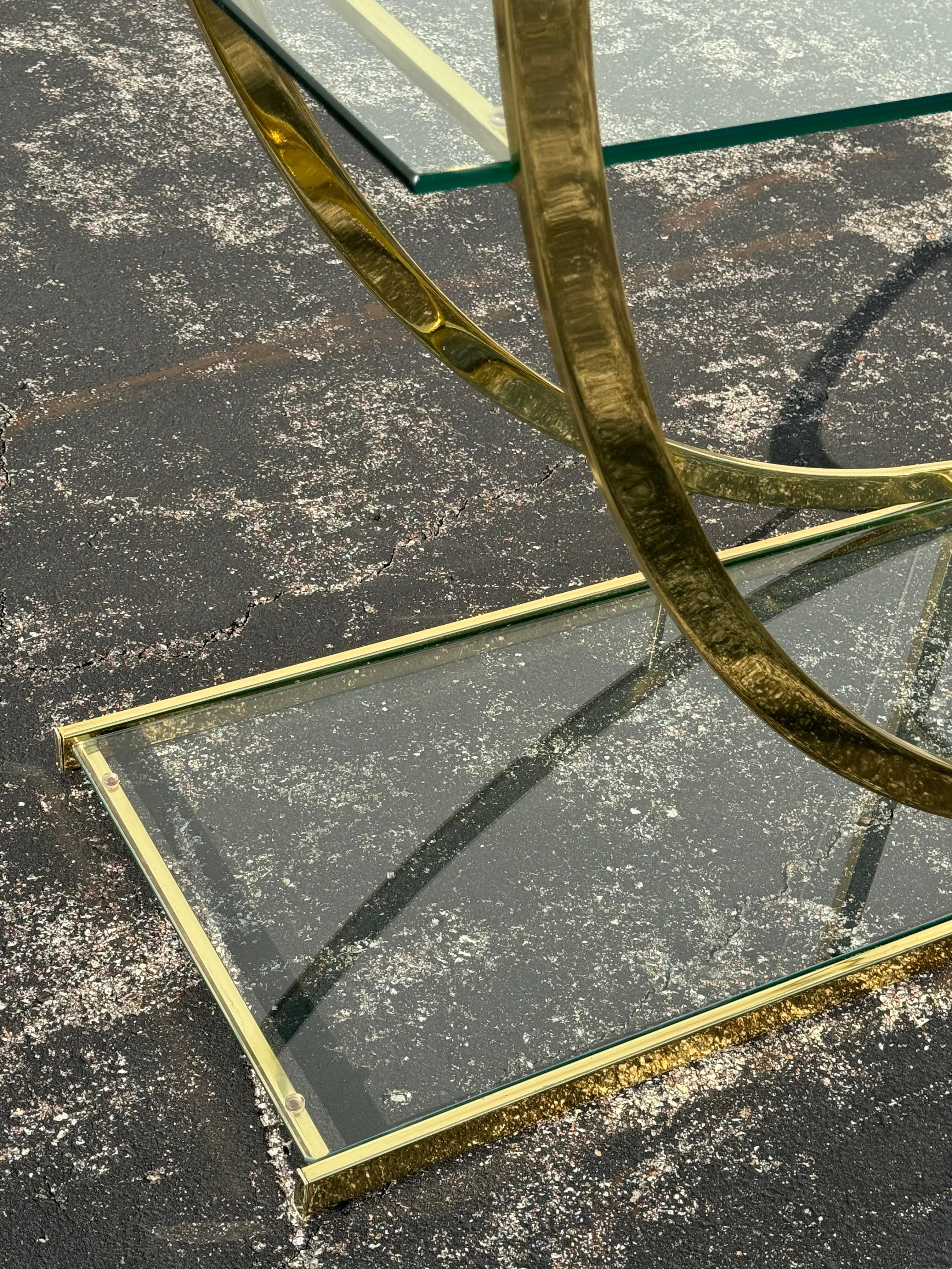 Divisorio circolare MCM degli anni '70 in ottone o oro con ripiani in vetro in vendita 6
