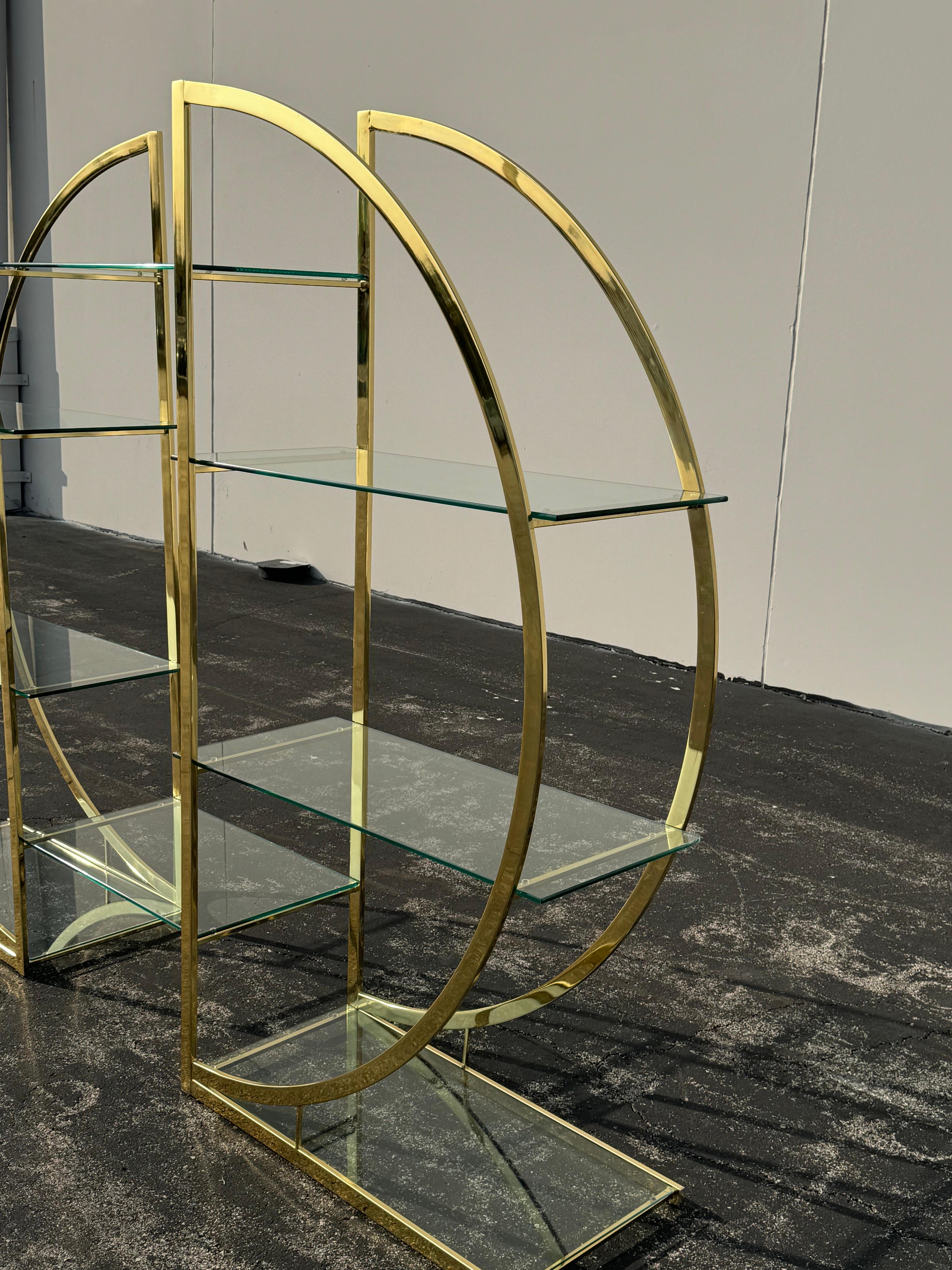 Divisorio circolare MCM degli anni '70 in ottone o oro con ripiani in vetro in vendita 7