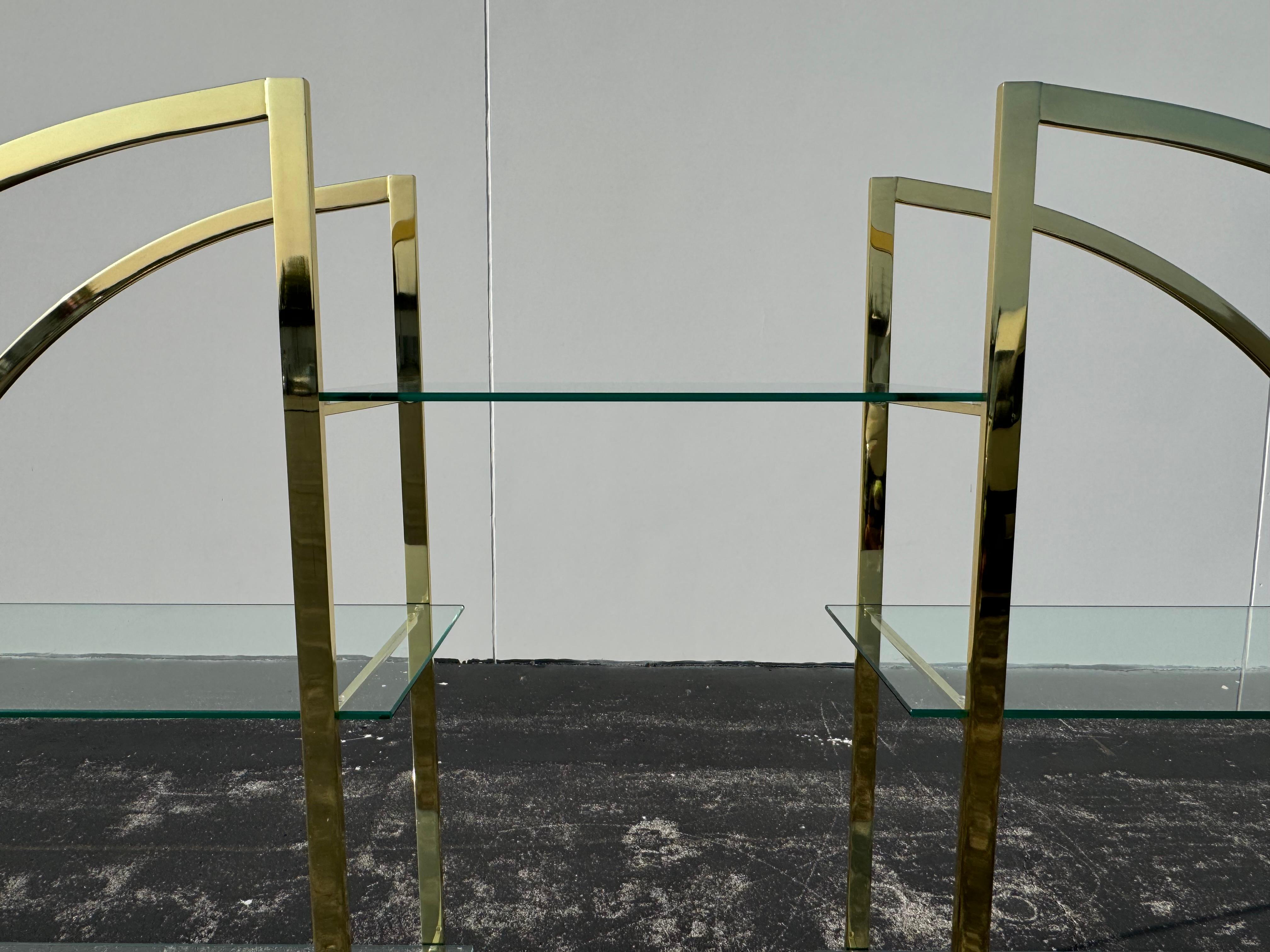 Divisorio circolare MCM degli anni '70 in ottone o oro con ripiani in vetro in vendita 9