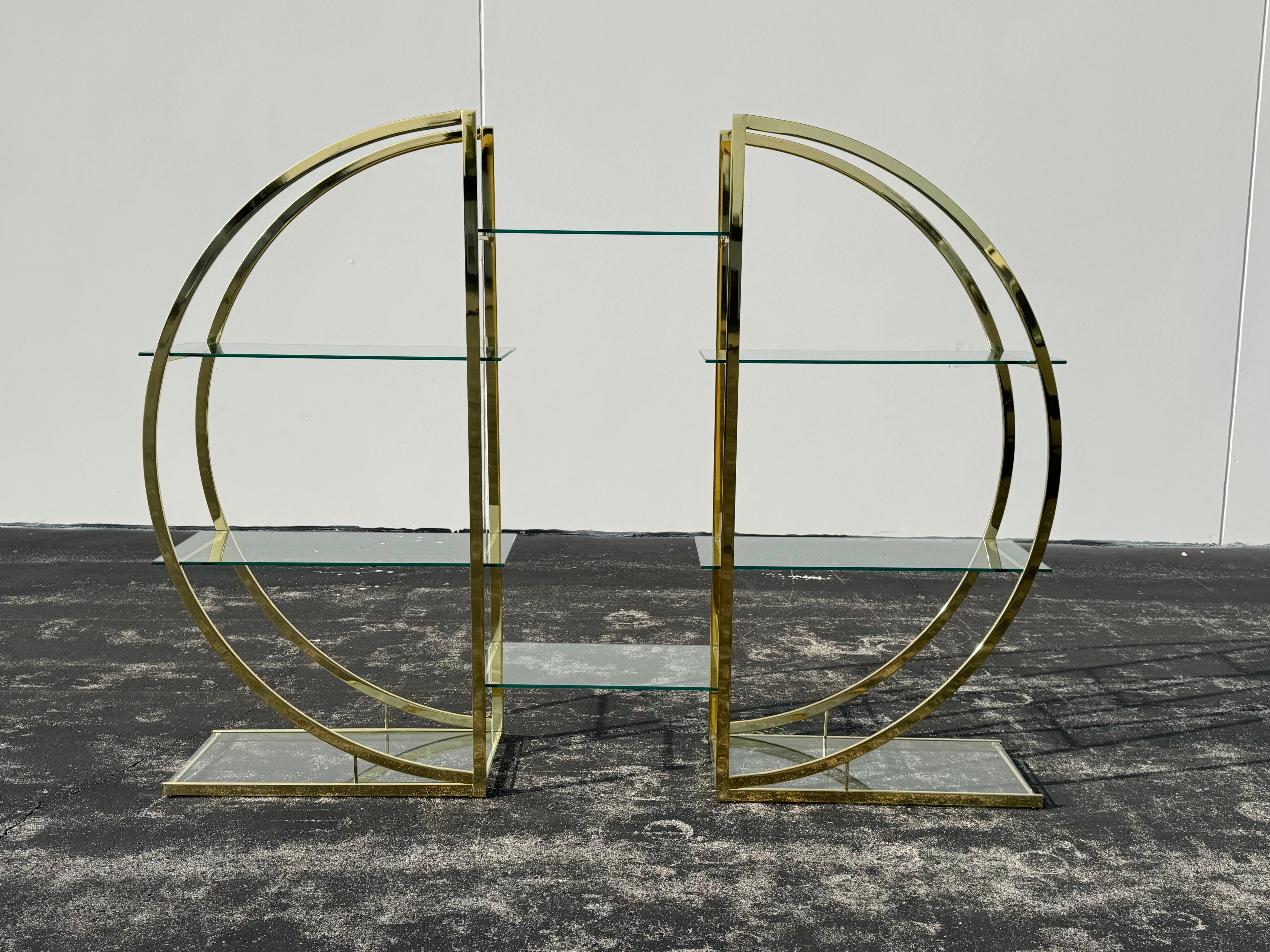 Mid-Century moderno Divisorio circolare MCM degli anni '70 in ottone o oro con ripiani in vetro in vendita