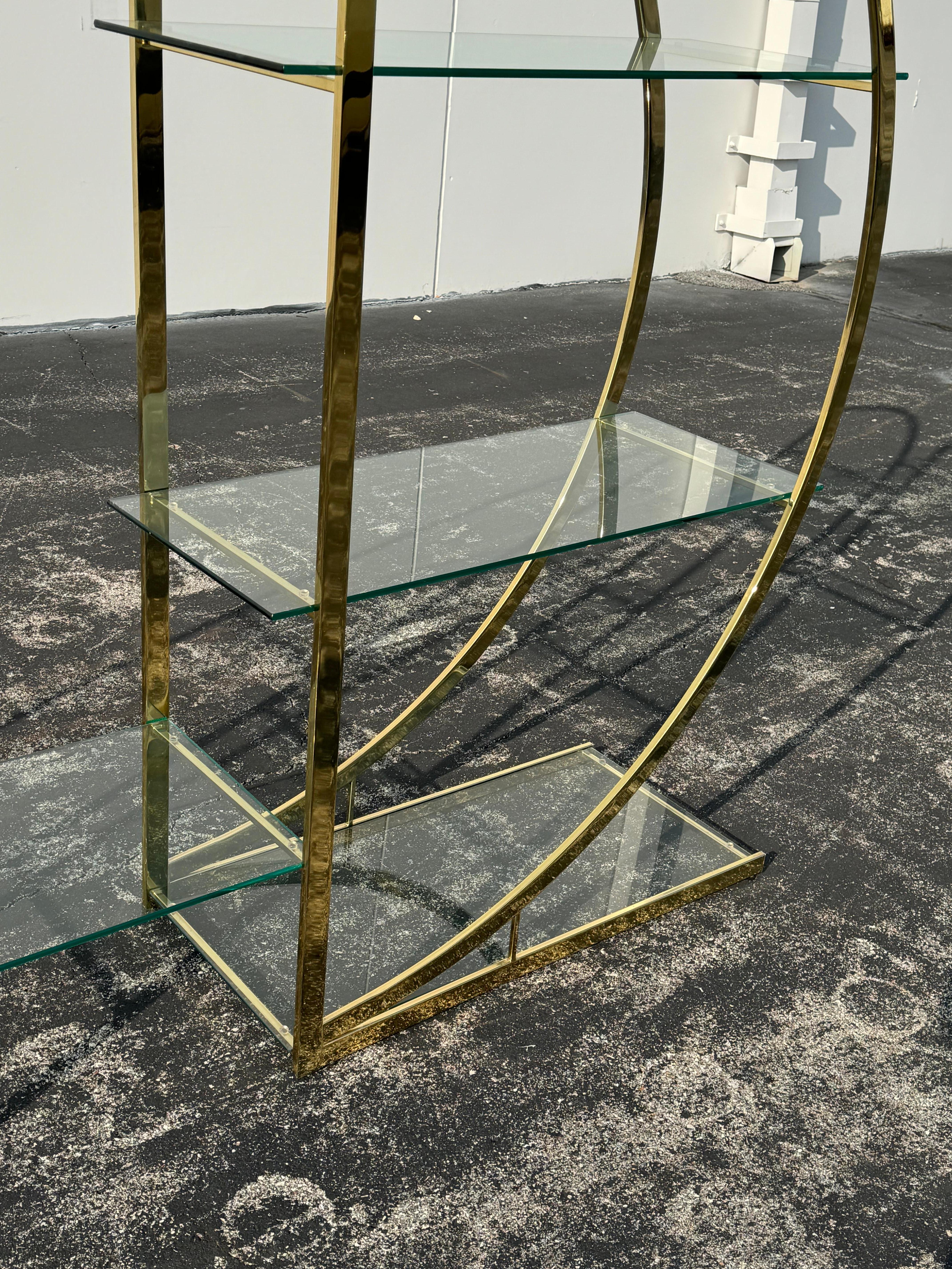 Placcato Divisorio circolare MCM degli anni '70 in ottone o oro con ripiani in vetro in vendita