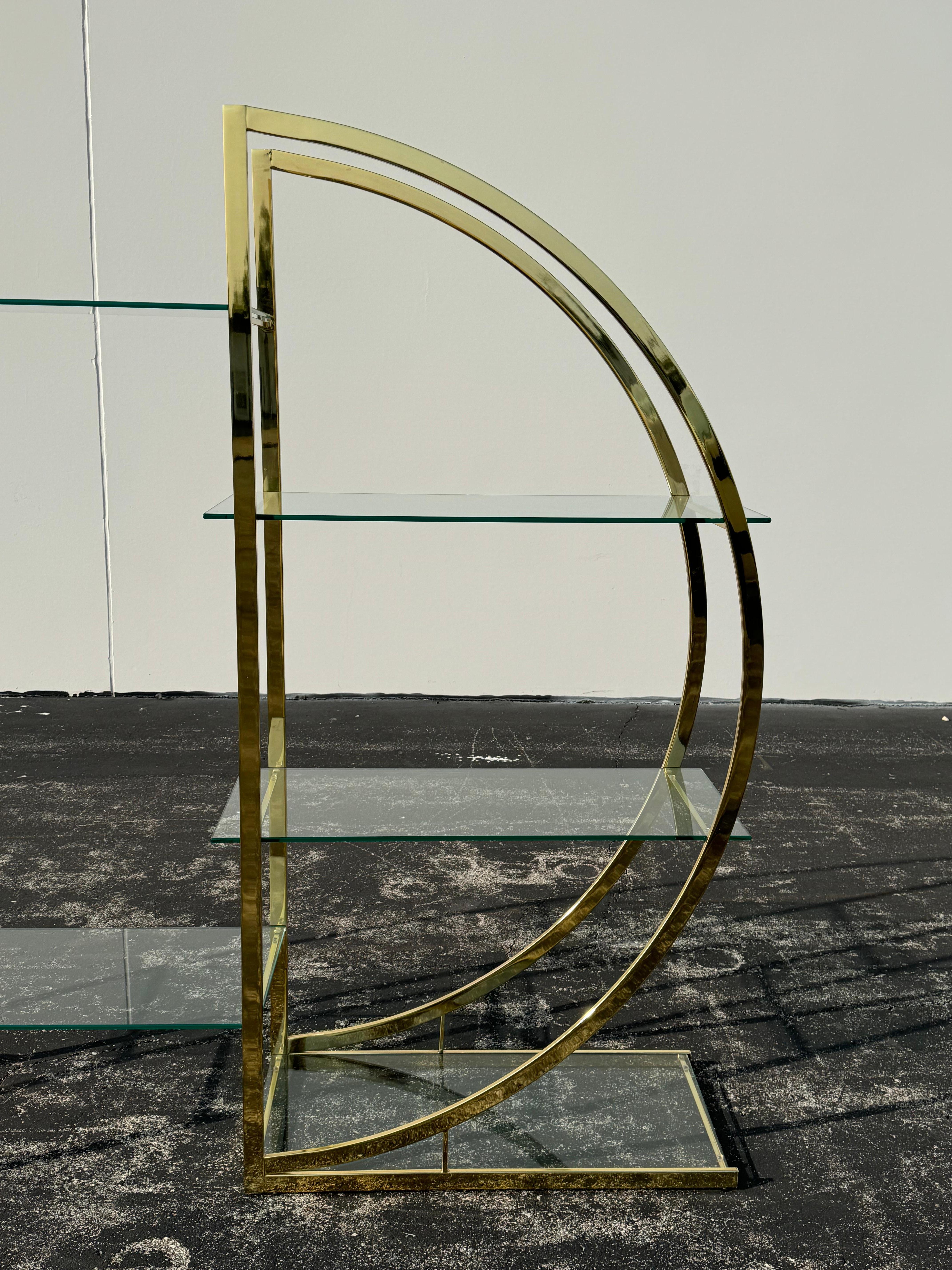 Divisorio circolare MCM degli anni '70 in ottone o oro con ripiani in vetro In condizioni buone in vendita a St. Louis, MO