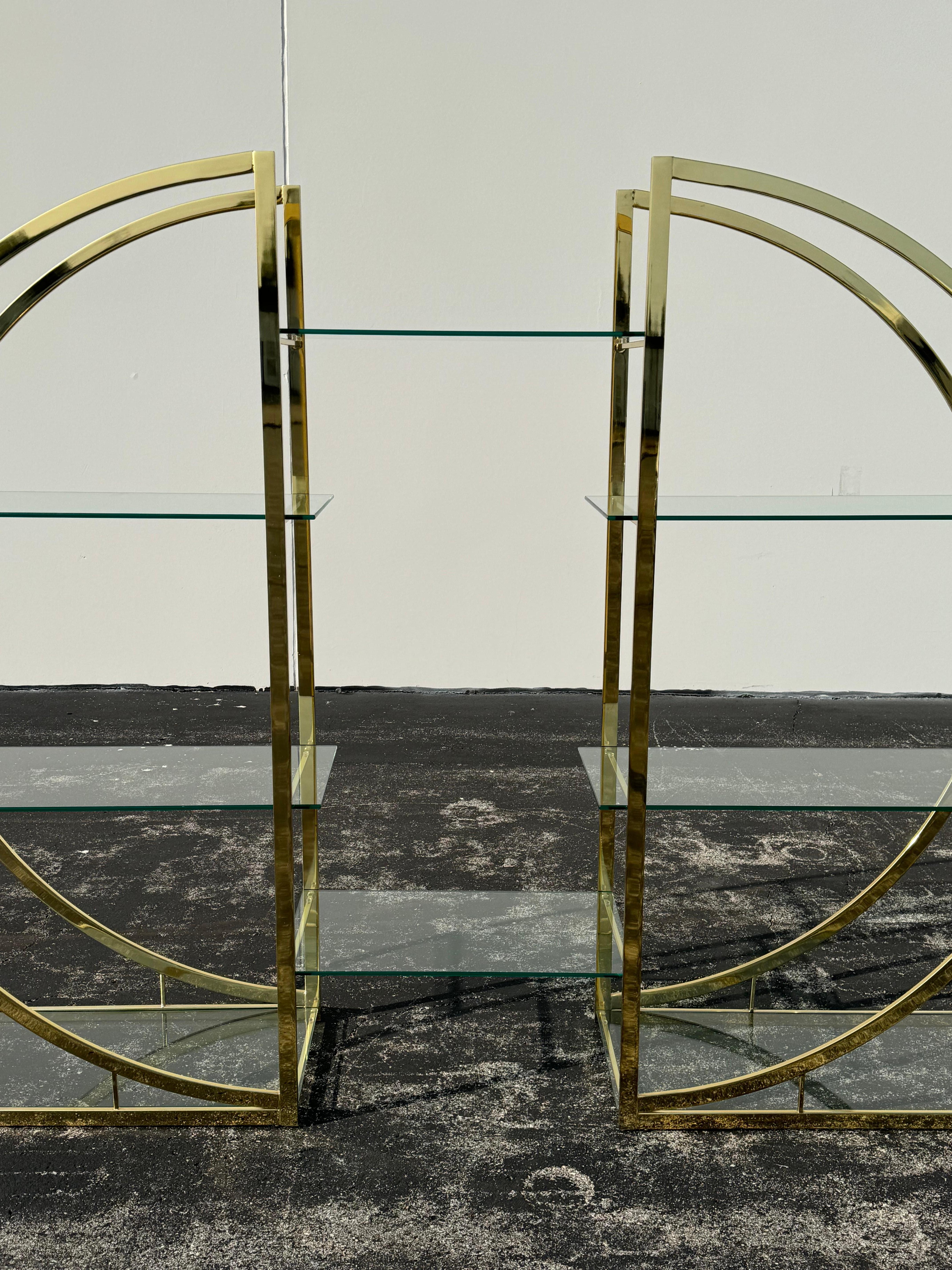 Fine XX secolo Divisorio circolare MCM degli anni '70 in ottone o oro con ripiani in vetro in vendita