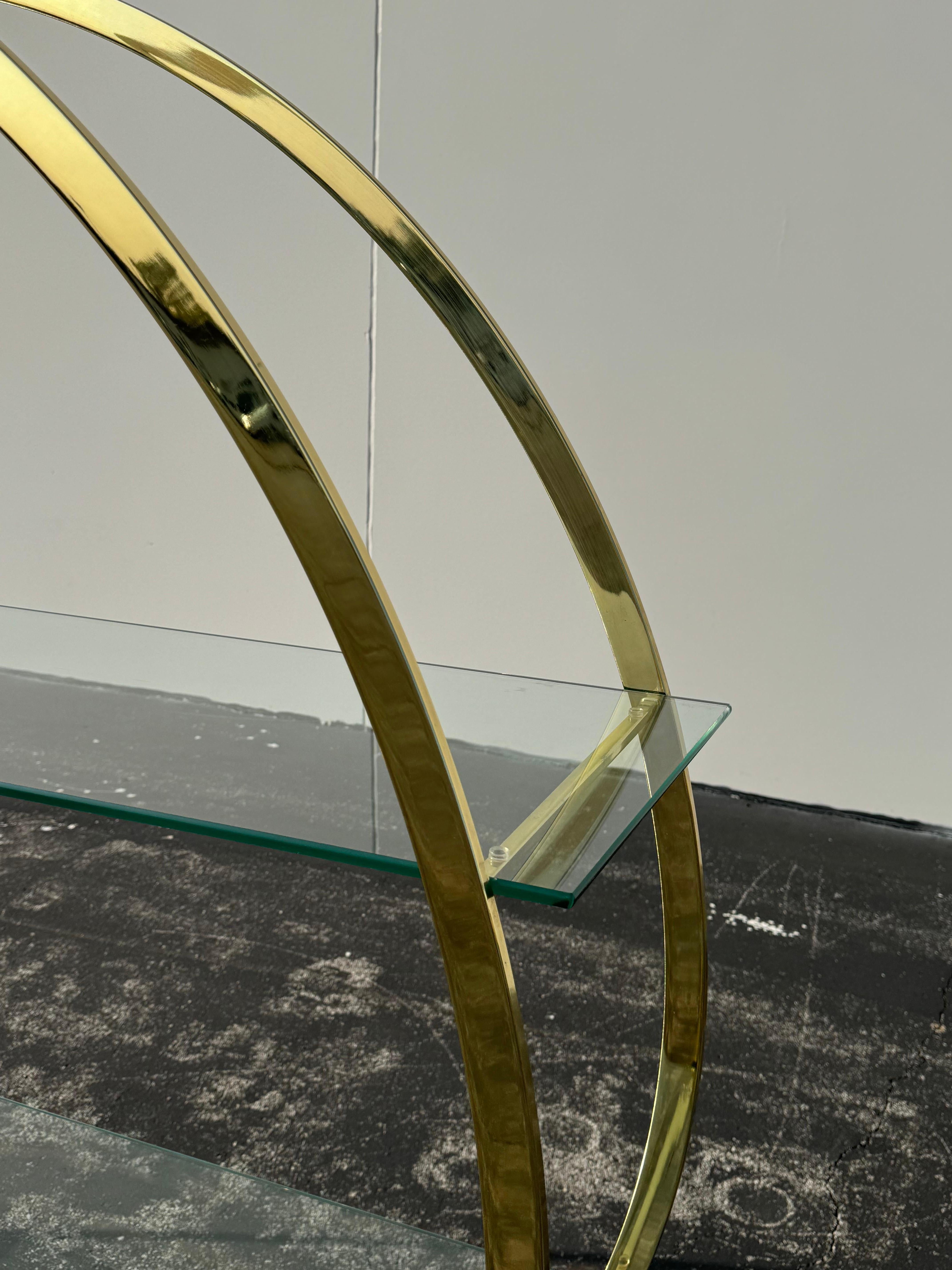Metallo Divisorio circolare MCM degli anni '70 in ottone o oro con ripiani in vetro in vendita