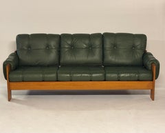 Canapé 3 places MCM des années 1970 en cuir touffeté vert de Kalustekiila Finlande et cadre en teck