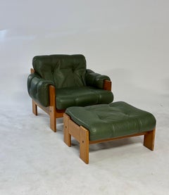 1970er MCM Grünes getuftetes Leder Teakholz Club Stühle & Ottoman Kalustekiila Finnland