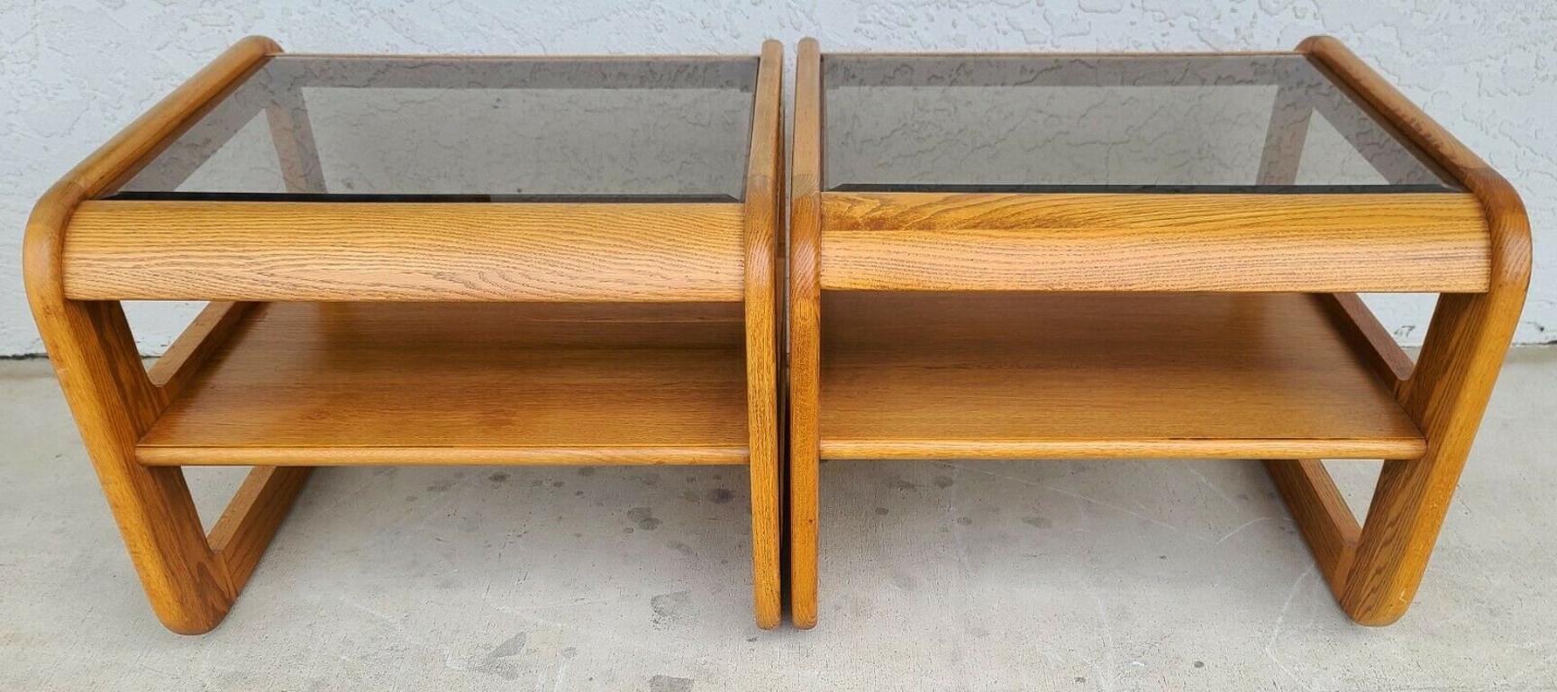 Mid-Century Modern Tables d'appoint Mcm Hodges Mersman en chêne et verre fumé des années 1970, lot de 2 en vente