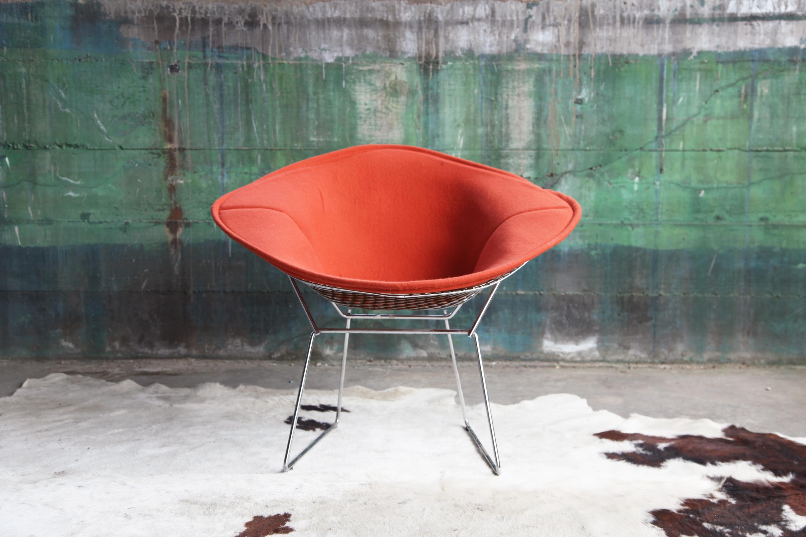 Cette annonce concerne une chaise Knoll Bertoia Diamond en laine orange, très recherchée, classique et authentique, fabriquée sur mesure et entièrement recouverte. **Le textile est magnifique, et il a été fait sur mesure par Knoll. Le cadre est en