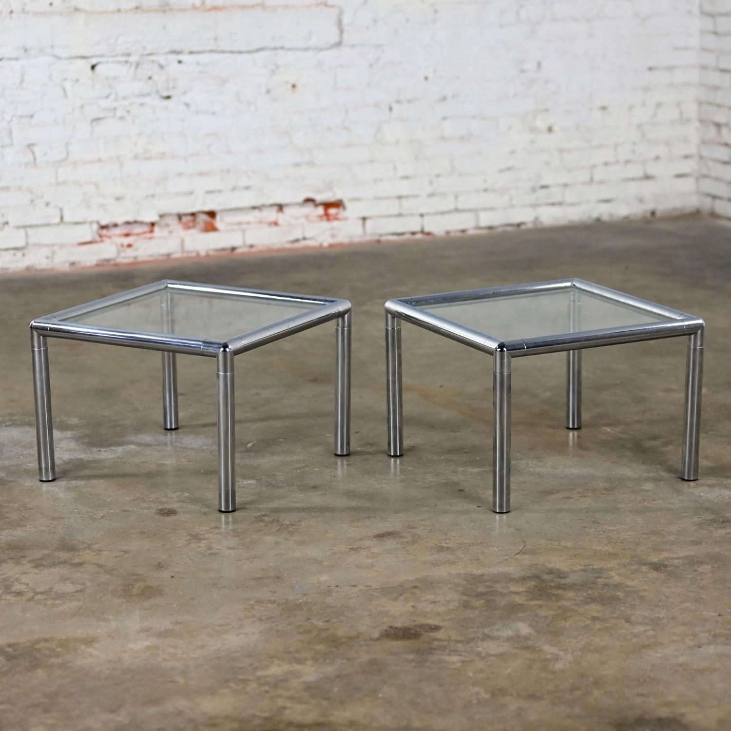 Pareja de mesas auxiliares o auxiliares MCM Lane de los años 70 con marcos cuadrados cromados y tapa de cristal en venta 6