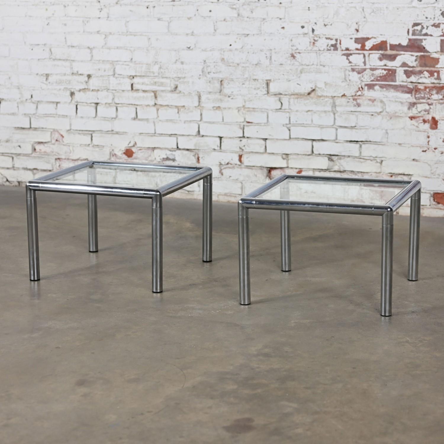 Pareja de mesas auxiliares o auxiliares MCM Lane de los años 70 con marcos cuadrados cromados y tapa de cristal en venta 7