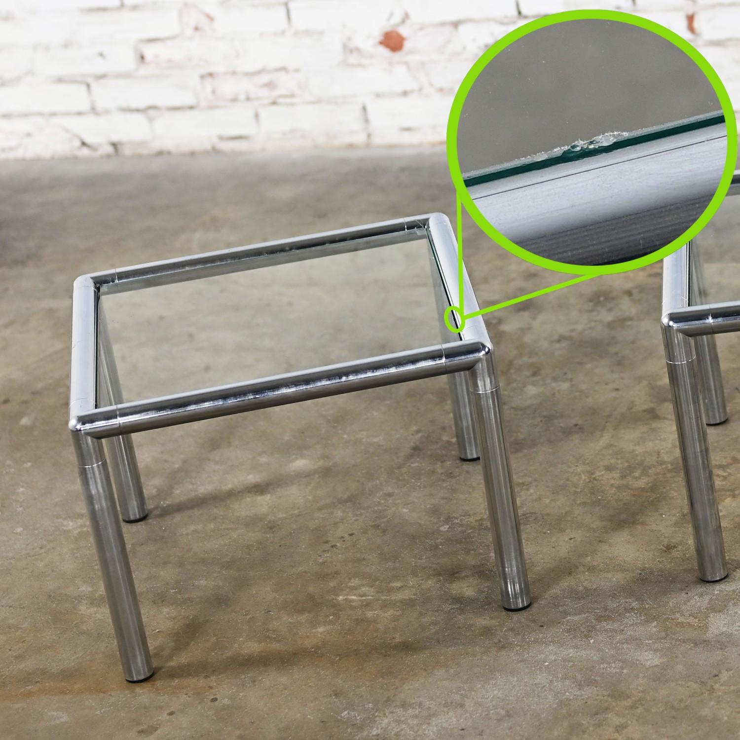 Pareja de mesas auxiliares o auxiliares MCM Lane de los años 70 con marcos cuadrados cromados y tapa de cristal en venta 8