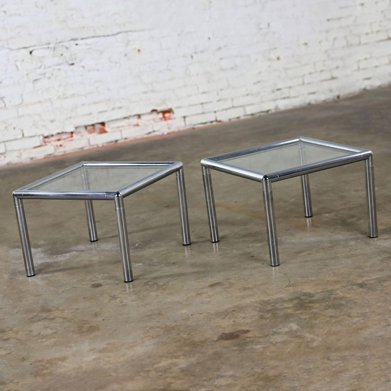 Pareja de mesas auxiliares o auxiliares MCM Lane de los años 70 con marcos cuadrados cromados y tapa de cristal Moderno de mediados de siglo en venta