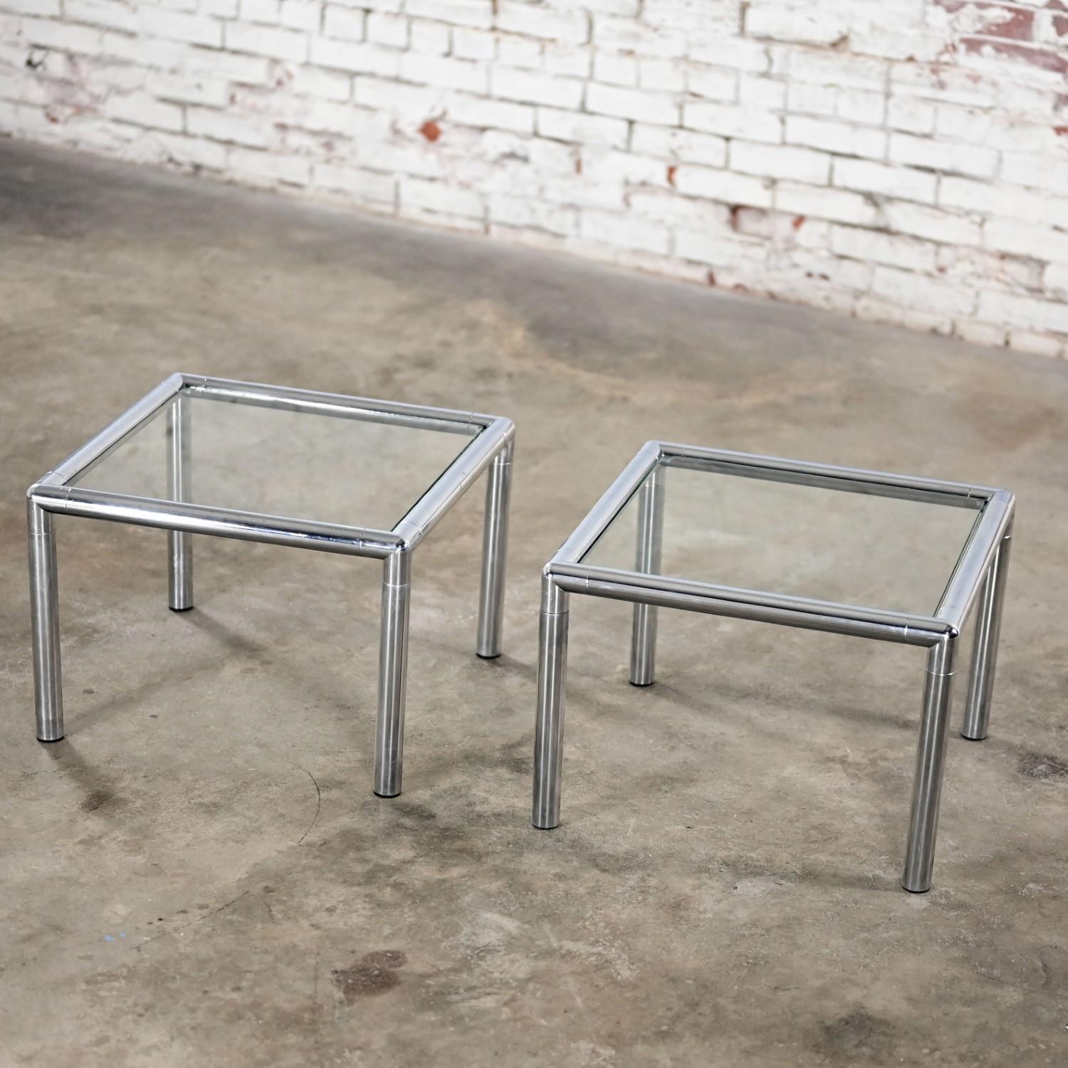 Pareja de mesas auxiliares o auxiliares MCM Lane de los años 70 con marcos cuadrados cromados y tapa de cristal siglo XX en venta
