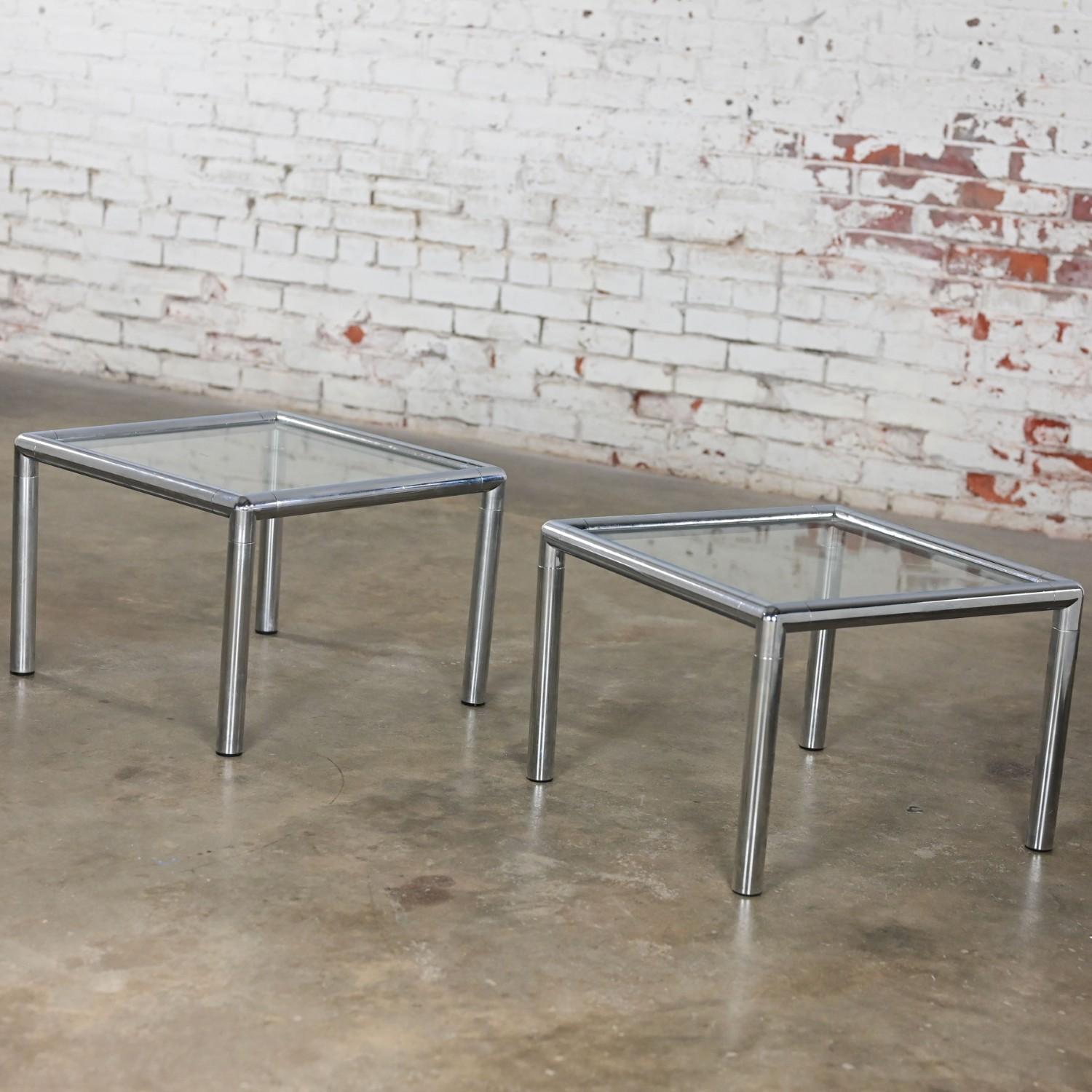 Pareja de mesas auxiliares o auxiliares MCM Lane de los años 70 con marcos cuadrados cromados y tapa de cristal en venta 1