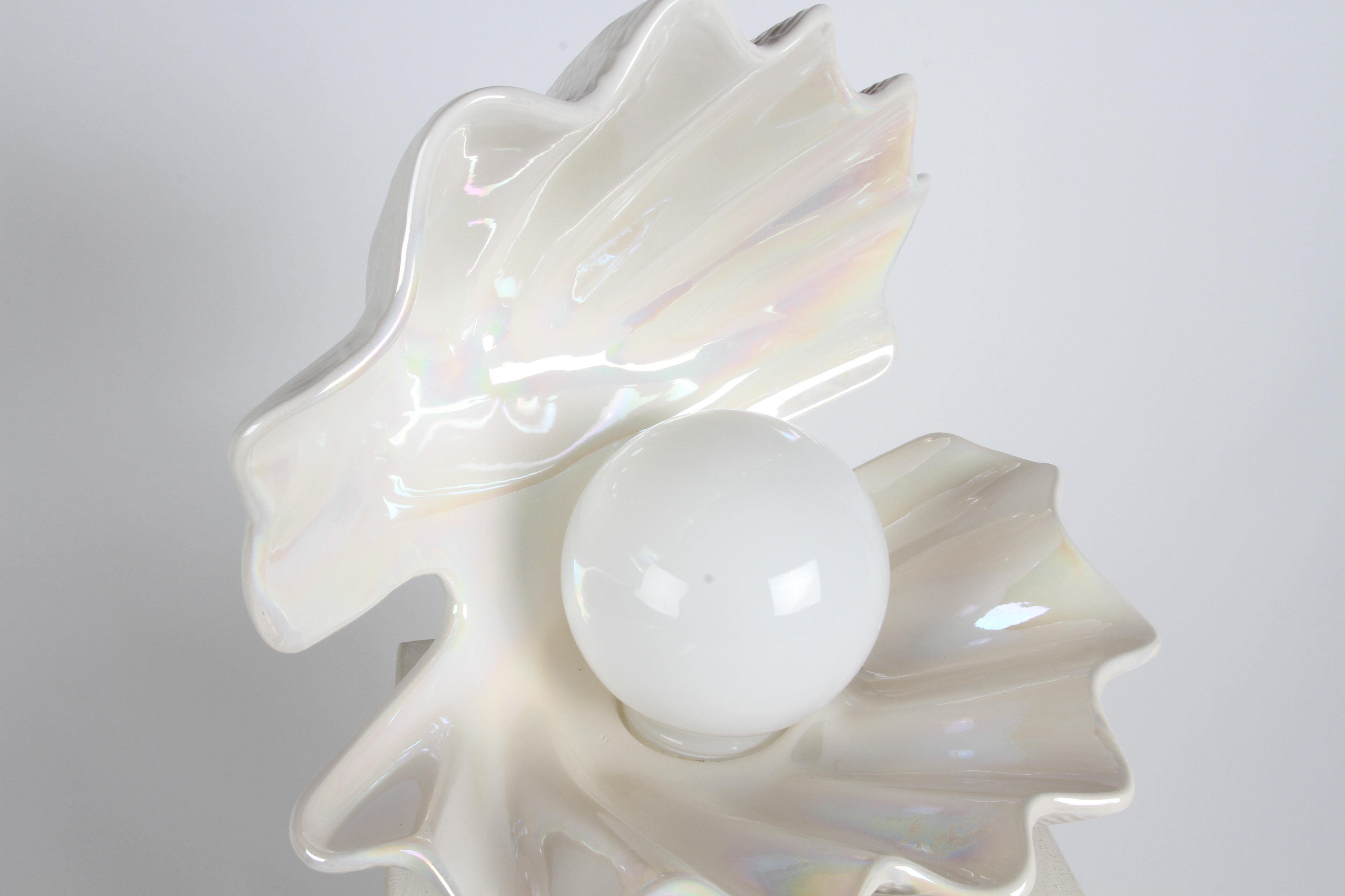 Grande lampe en forme d'huître en céramique blanche perlée avec globe en forme de perle MCM des années 1970  en vente 4