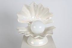 Grande lampe en forme d'huître en céramique blanche perlée avec globe en forme de perle MCM des années 1970