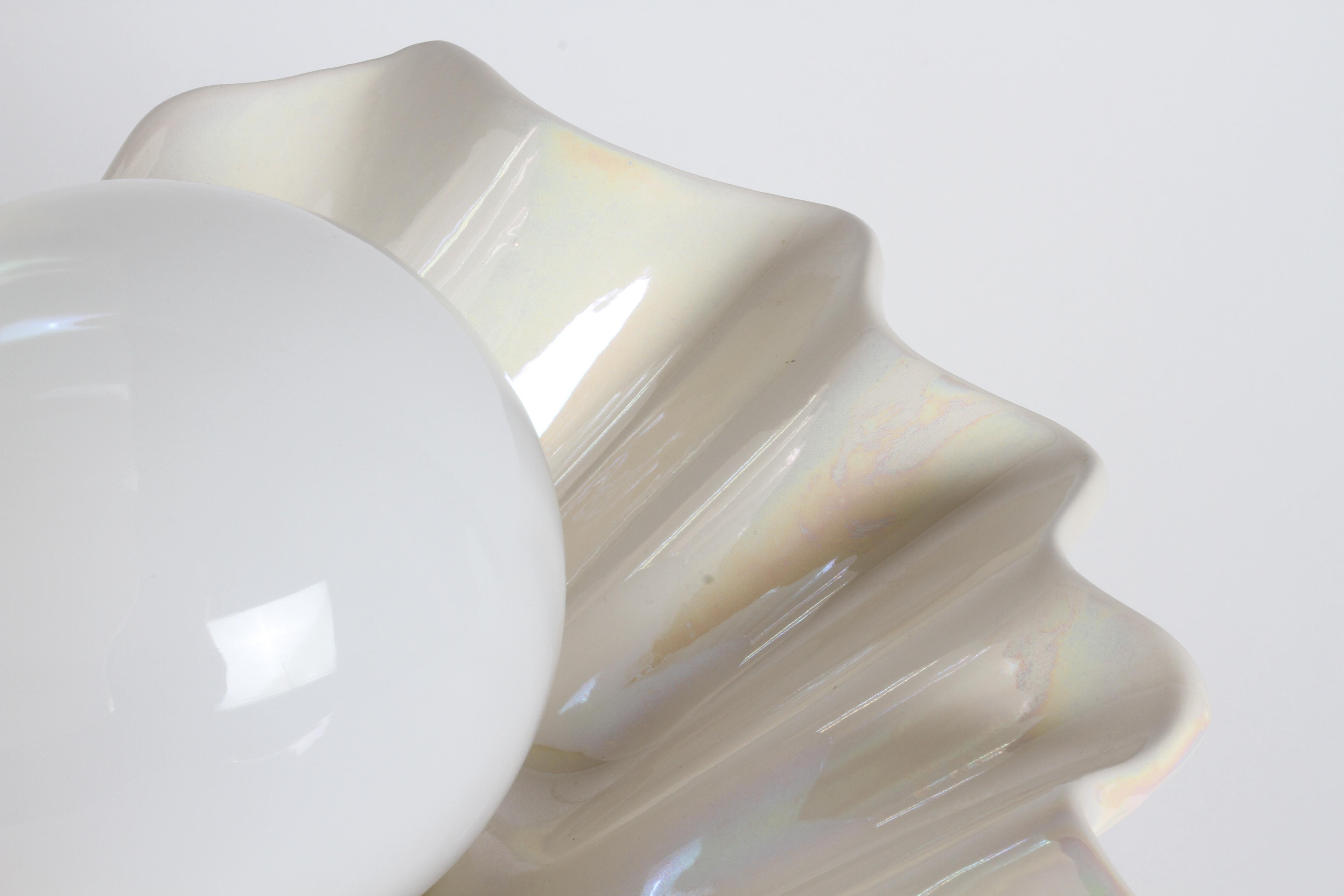 Grande lampe en forme d'huître en céramique blanche perlée avec globe en forme de perle MCM des années 1970 Bon état - En vente à St. Louis, MO
