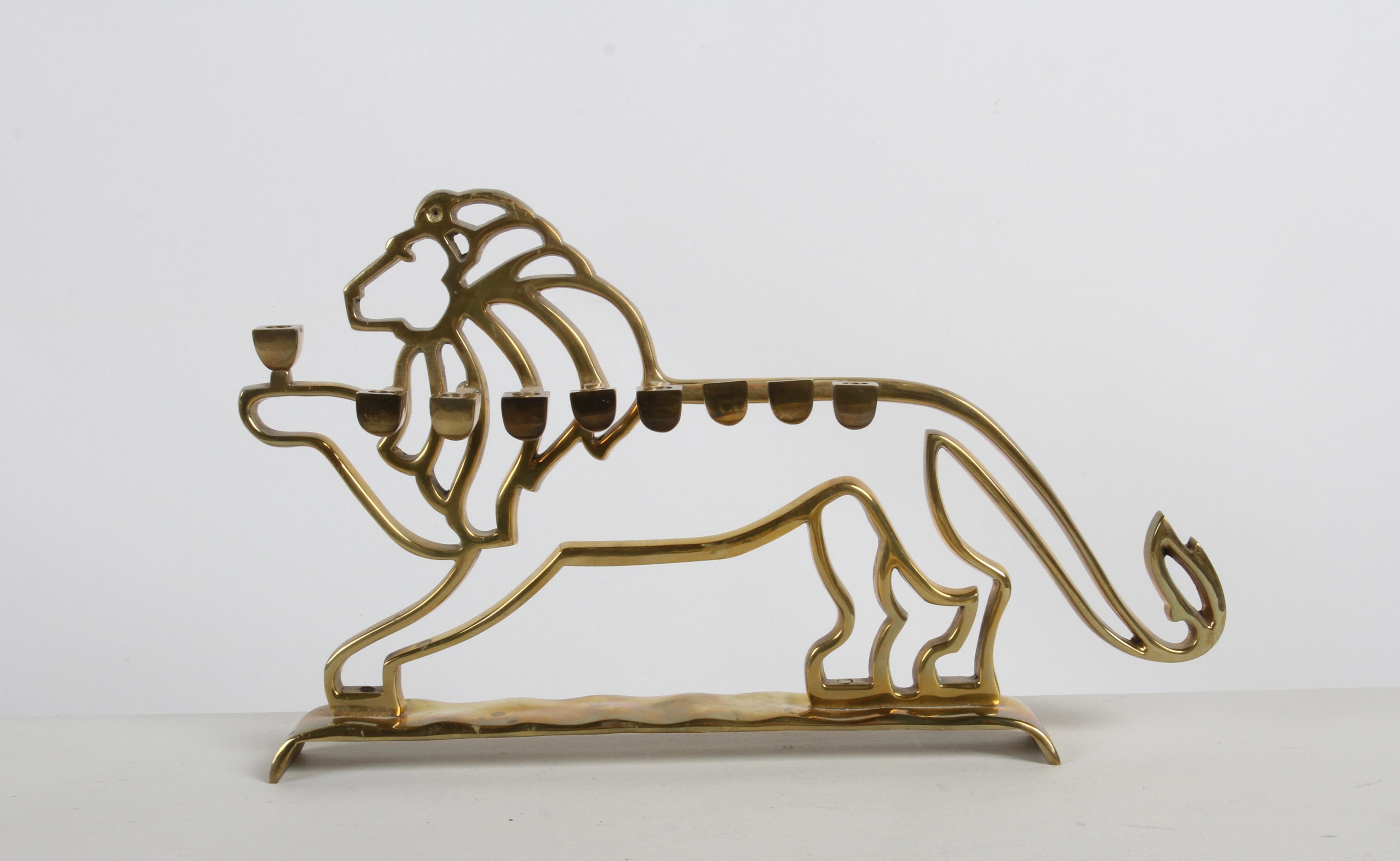 Hecha por Rosenthal Colección Judaica de Cara Menorah de latón. Esta versión más grande del clásico motivo de león de los años 70, añade un toque artístico a la Menorah tradicional. Fabricado en latón, este portavelas es duradero y adecuado para