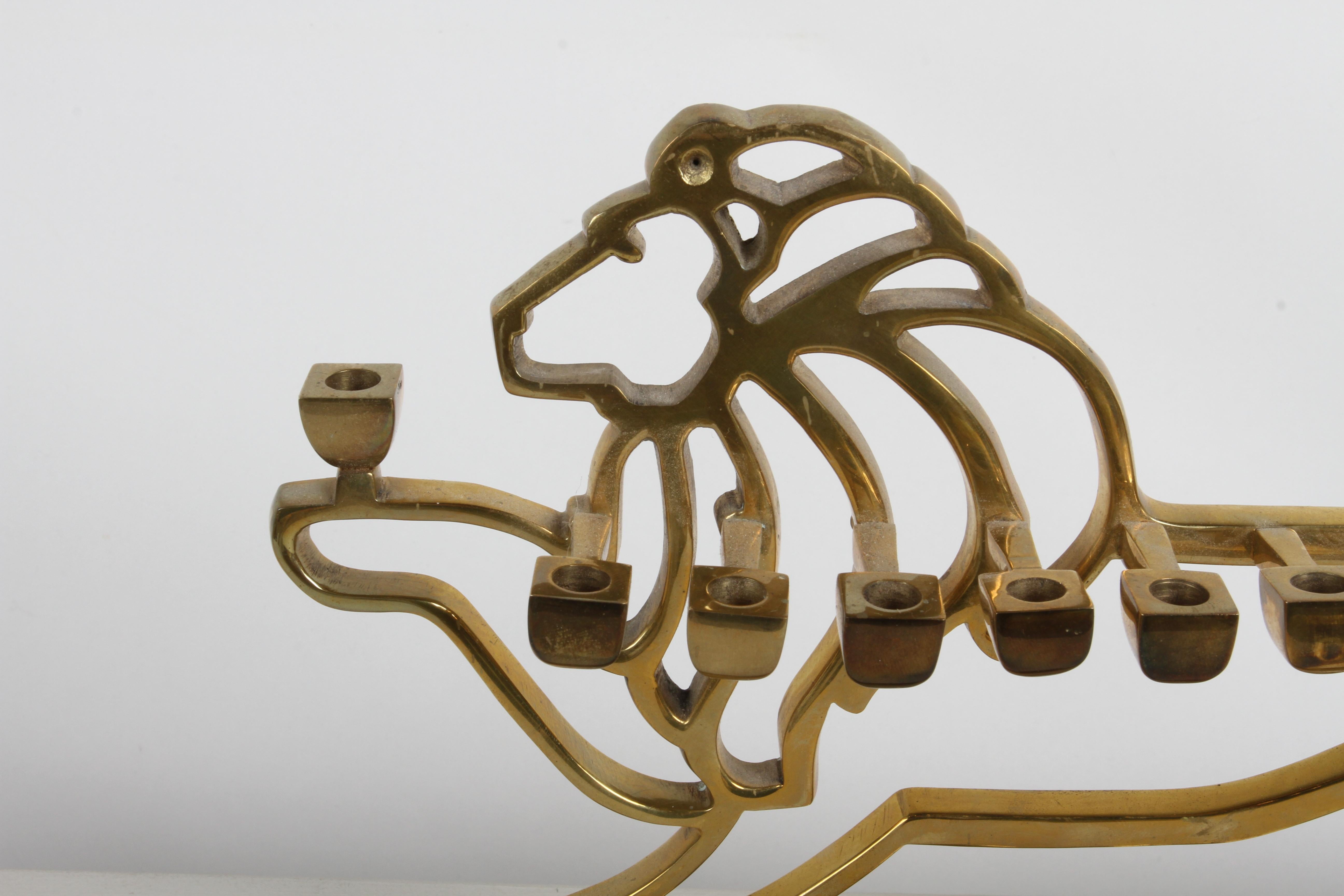 1970s MCM Modern León de latón Menorah judía - Lámpara de Rosenthal Judaica de Cara Moderno de mediados de siglo en venta