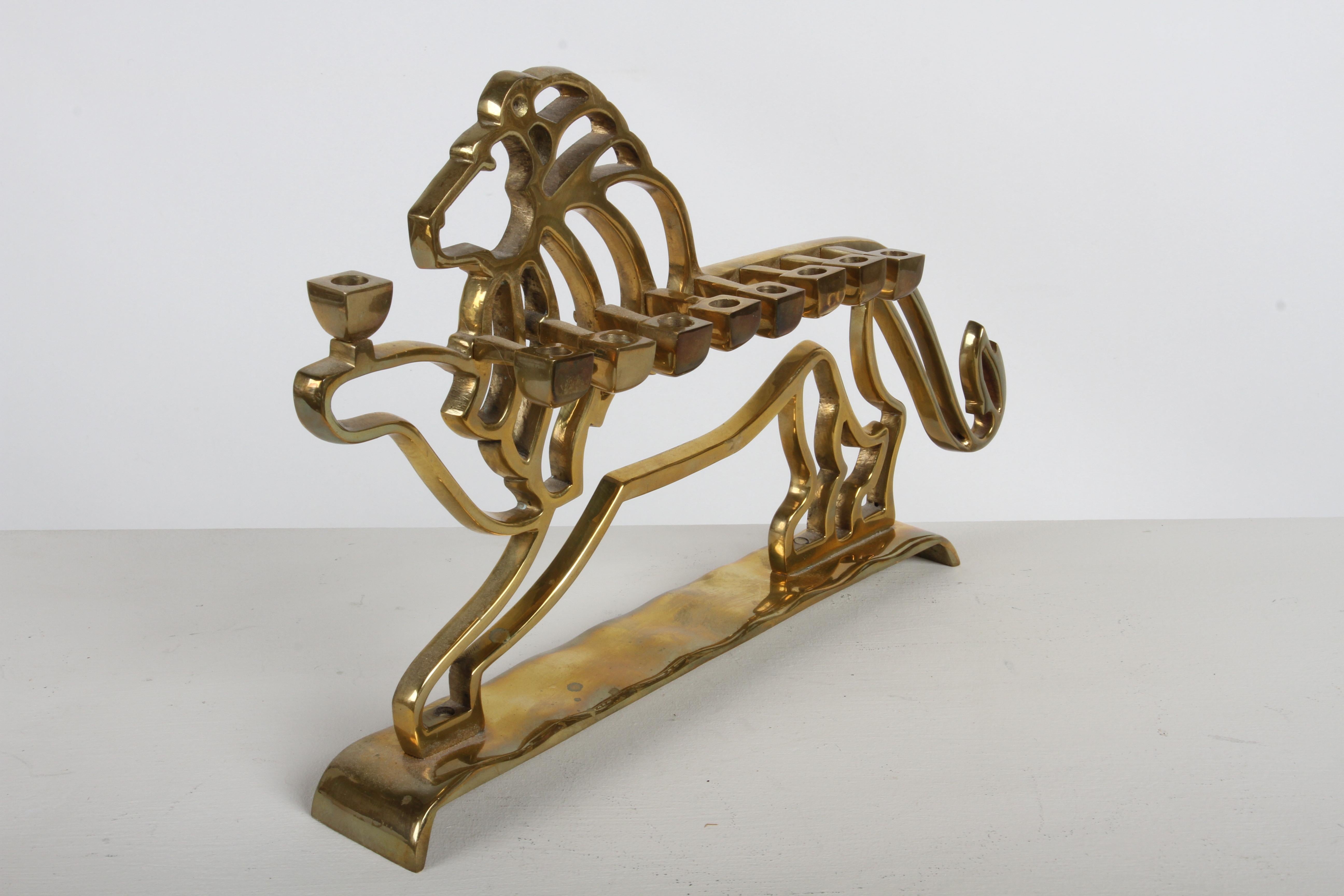 1970s MCM Modern León de latón Menorah judía - Lámpara de Rosenthal Judaica de Cara Canadiense en venta