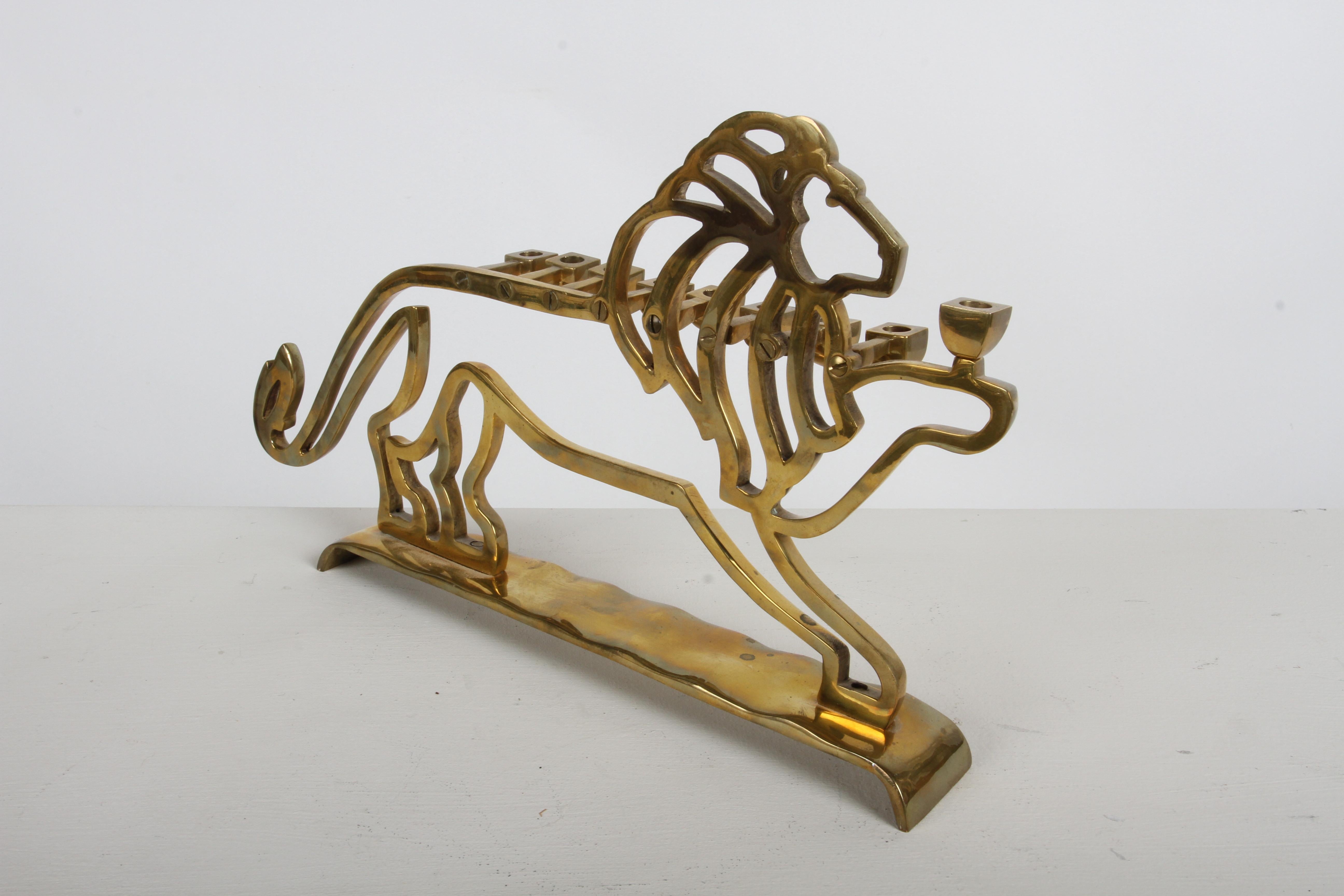 1970s MCM Modern León de latón Menorah judía - Lámpara de Rosenthal Judaica de Cara finales del siglo XX en venta