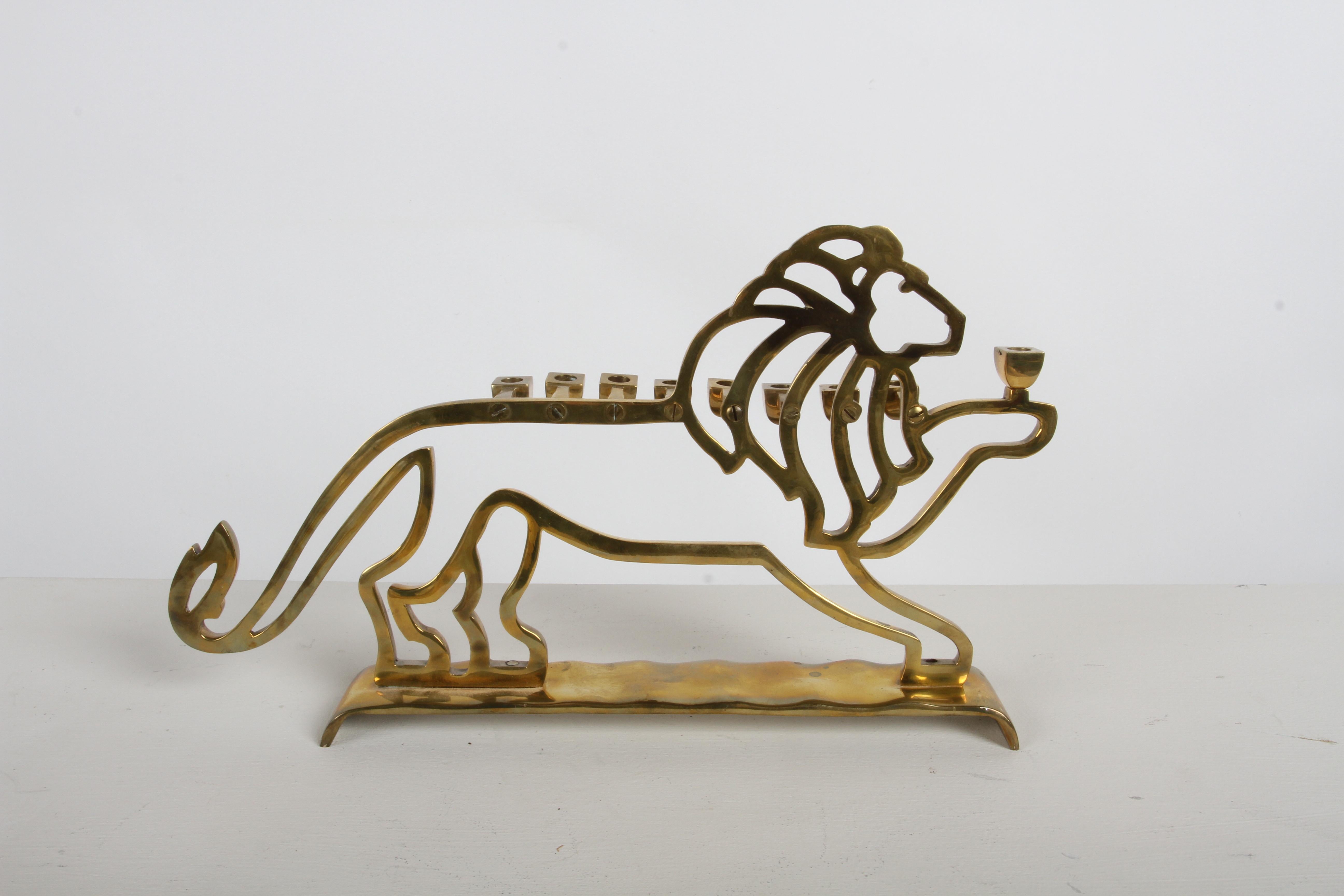 1970s MCM Modern León de latón Menorah judía - Lámpara de Rosenthal Judaica de Cara Latón en venta