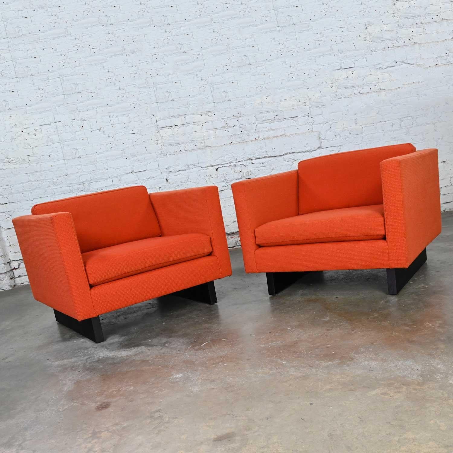 20ième siècle 1970's MCM to Modern Harvey Probber Club Chairs Orange 1571 Tuxedo Sleigh Bases en vente