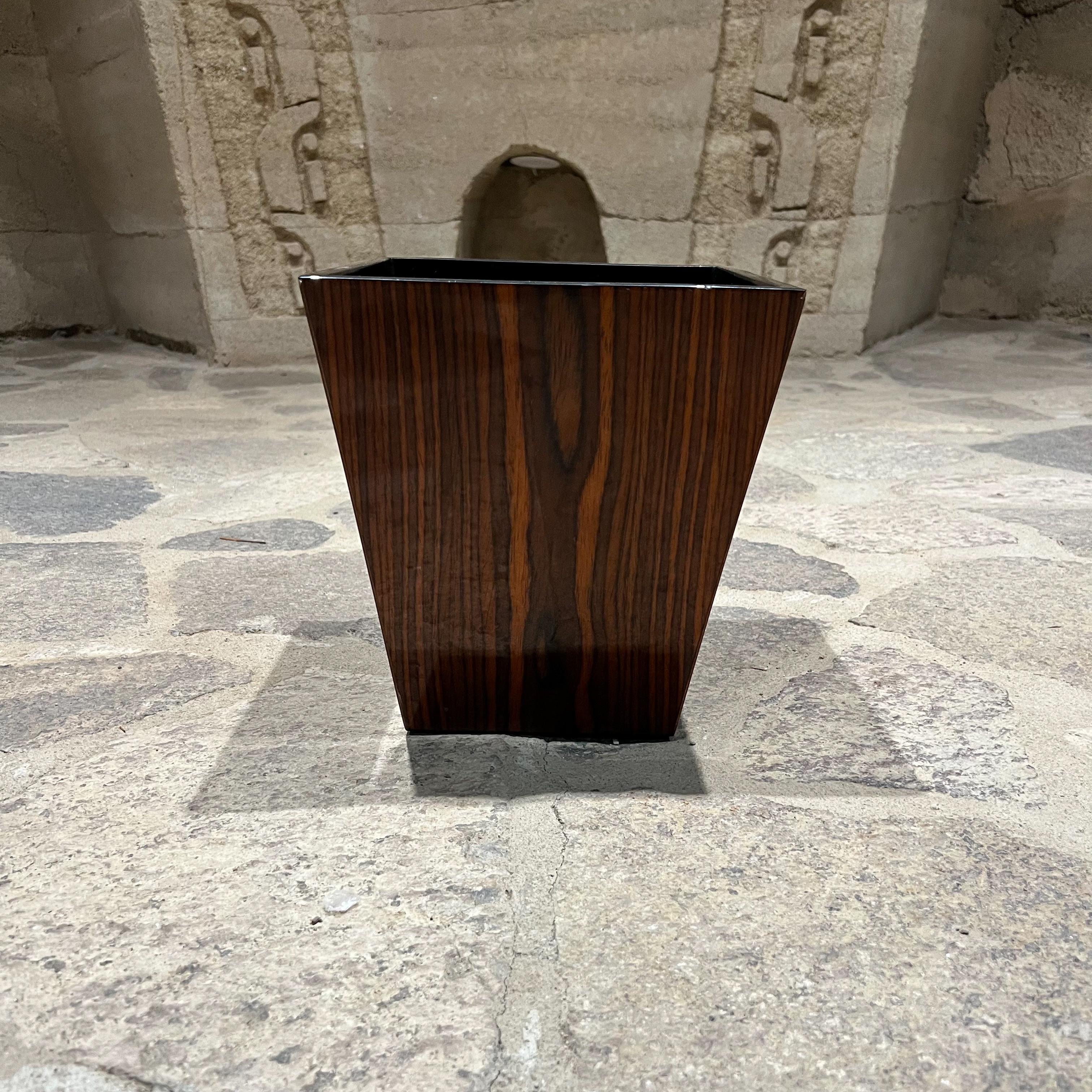 MCM Pflanzgefäßkasten/Jardinière oder Trashcan-Korb aus Nussbaumholz, 1970er Jahre (Moderne der Mitte des Jahrhunderts) im Angebot