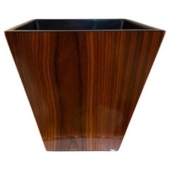 1970s MCM Jardinera de madera de nogal Jardinera o cesto de basura