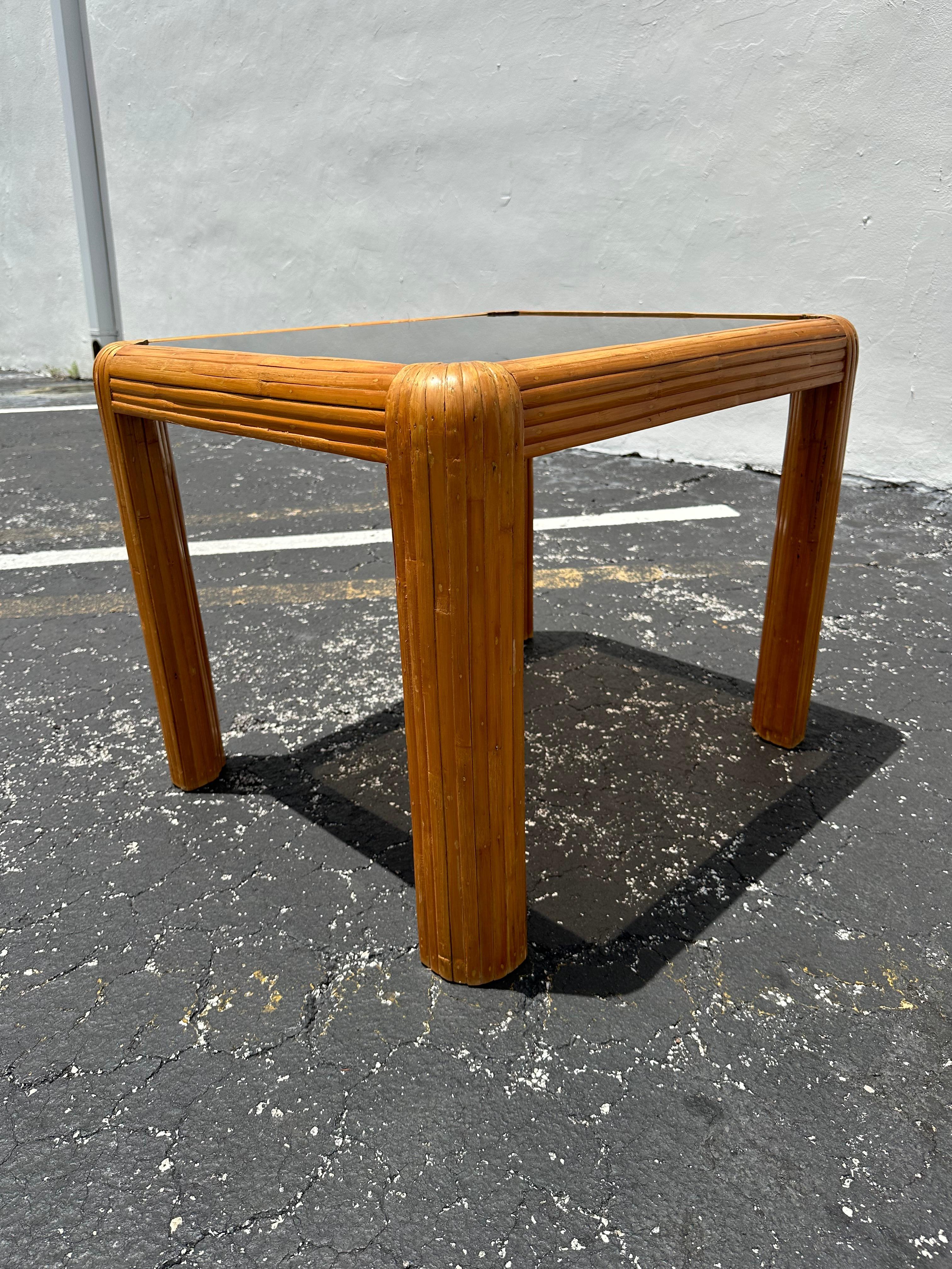 Mid-Century Modern Table moyenne en rotin et verre fumé à bord en cascade des années 1970 en vente