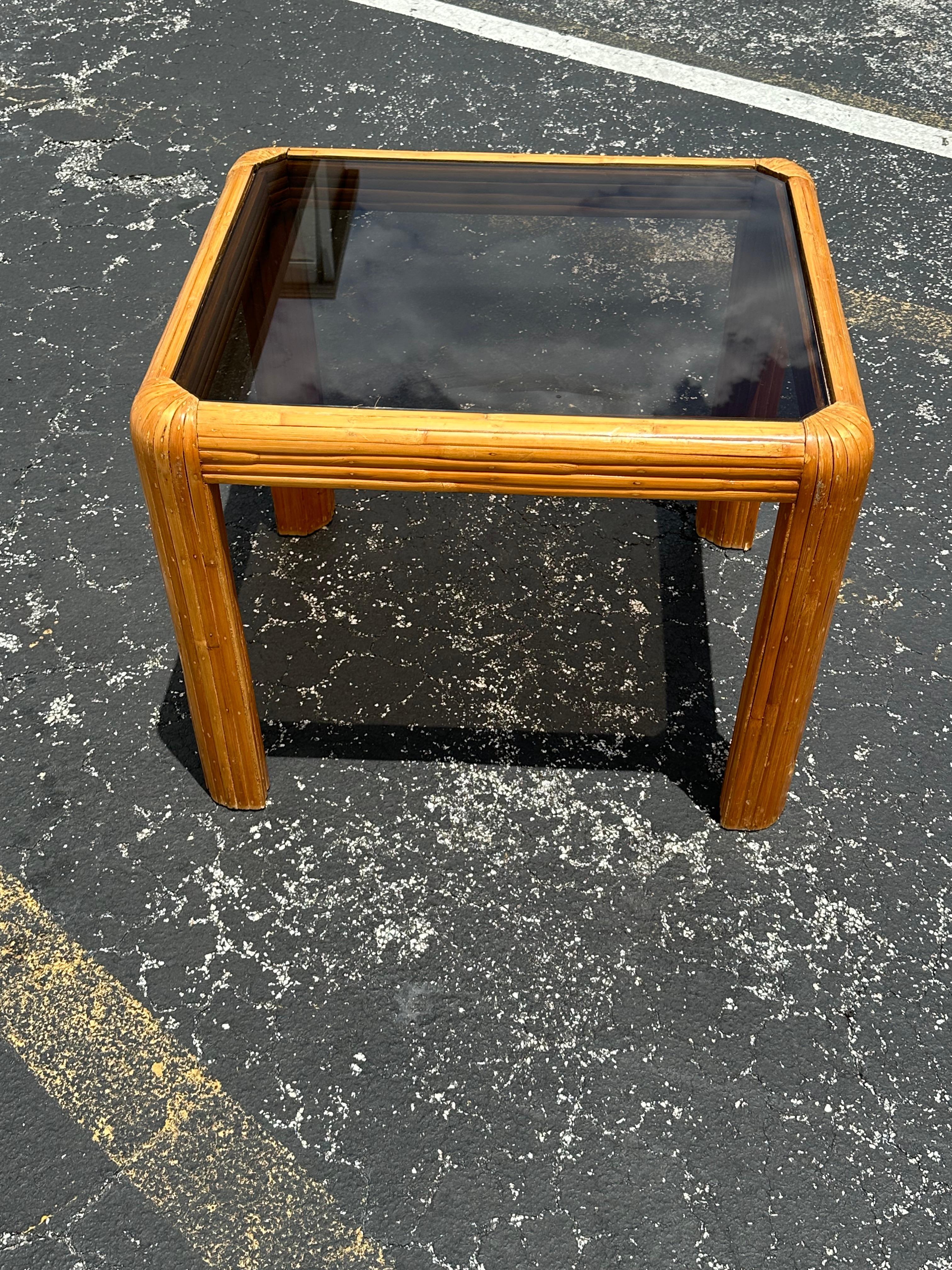 Table moyenne en rotin et verre fumé à bord en cascade des années 1970 Bon état - En vente à Fort Lauderdale, FL