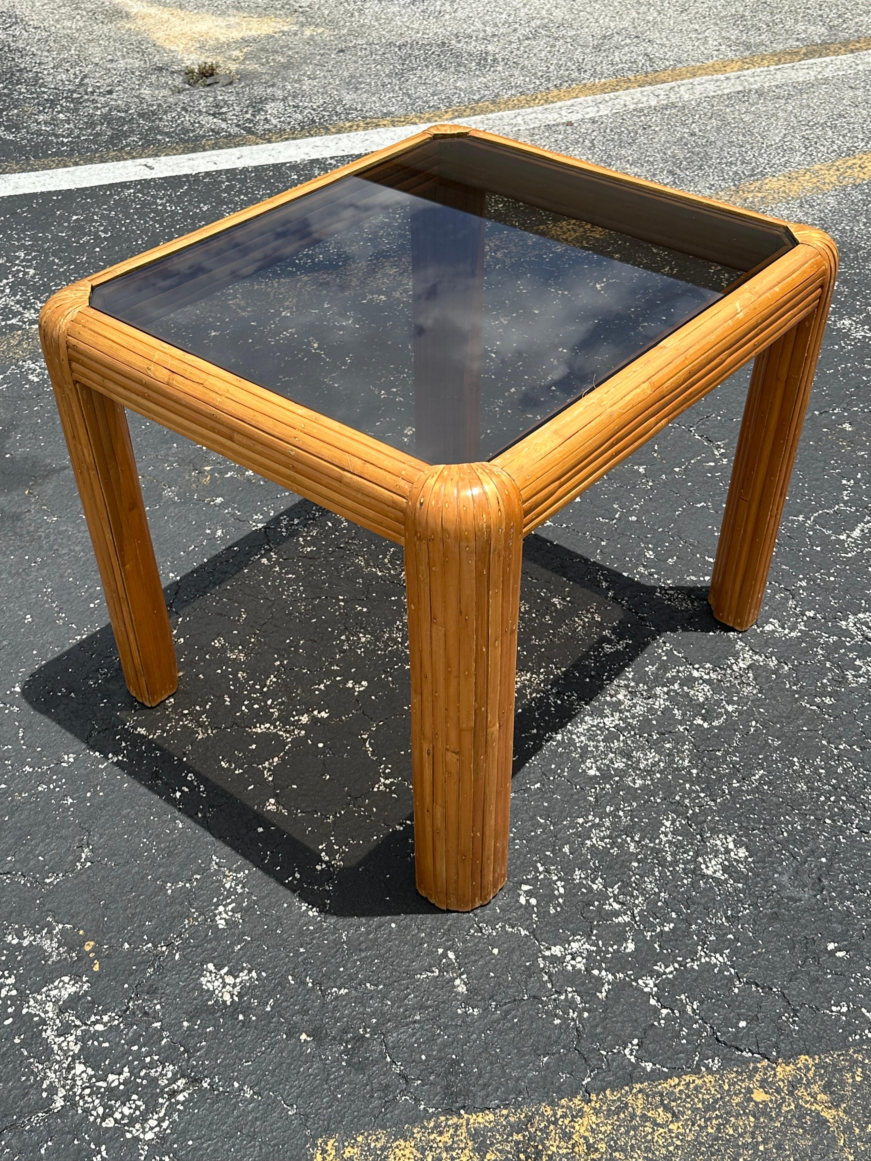 Fin du 20e siècle Table moyenne en rotin et verre fumé à bord en cascade des années 1970 en vente