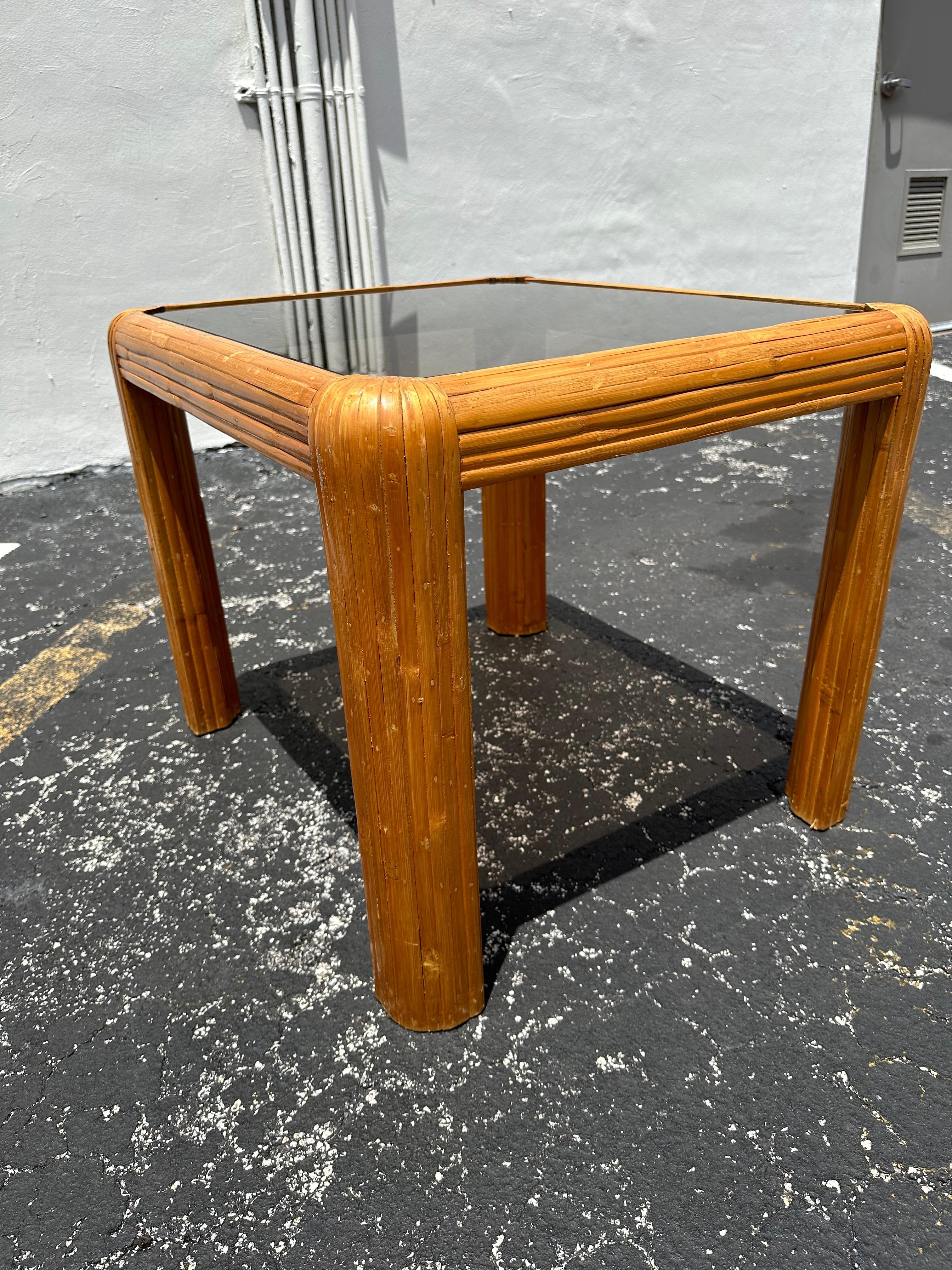 Rotin Table moyenne en rotin et verre fumé à bord en cascade des années 1970 en vente