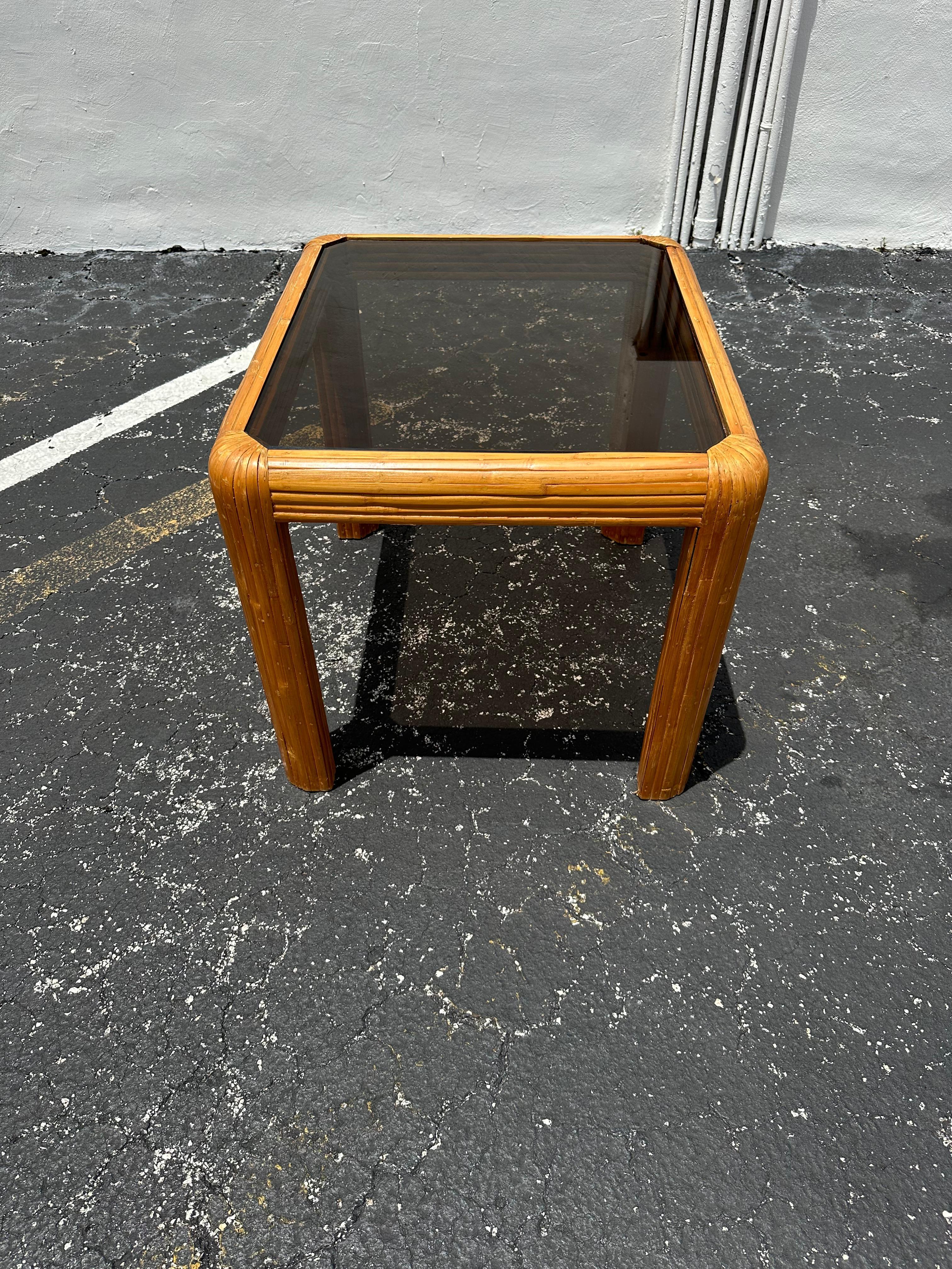 Table moyenne en rotin et verre fumé à bord en cascade des années 1970 en vente 1