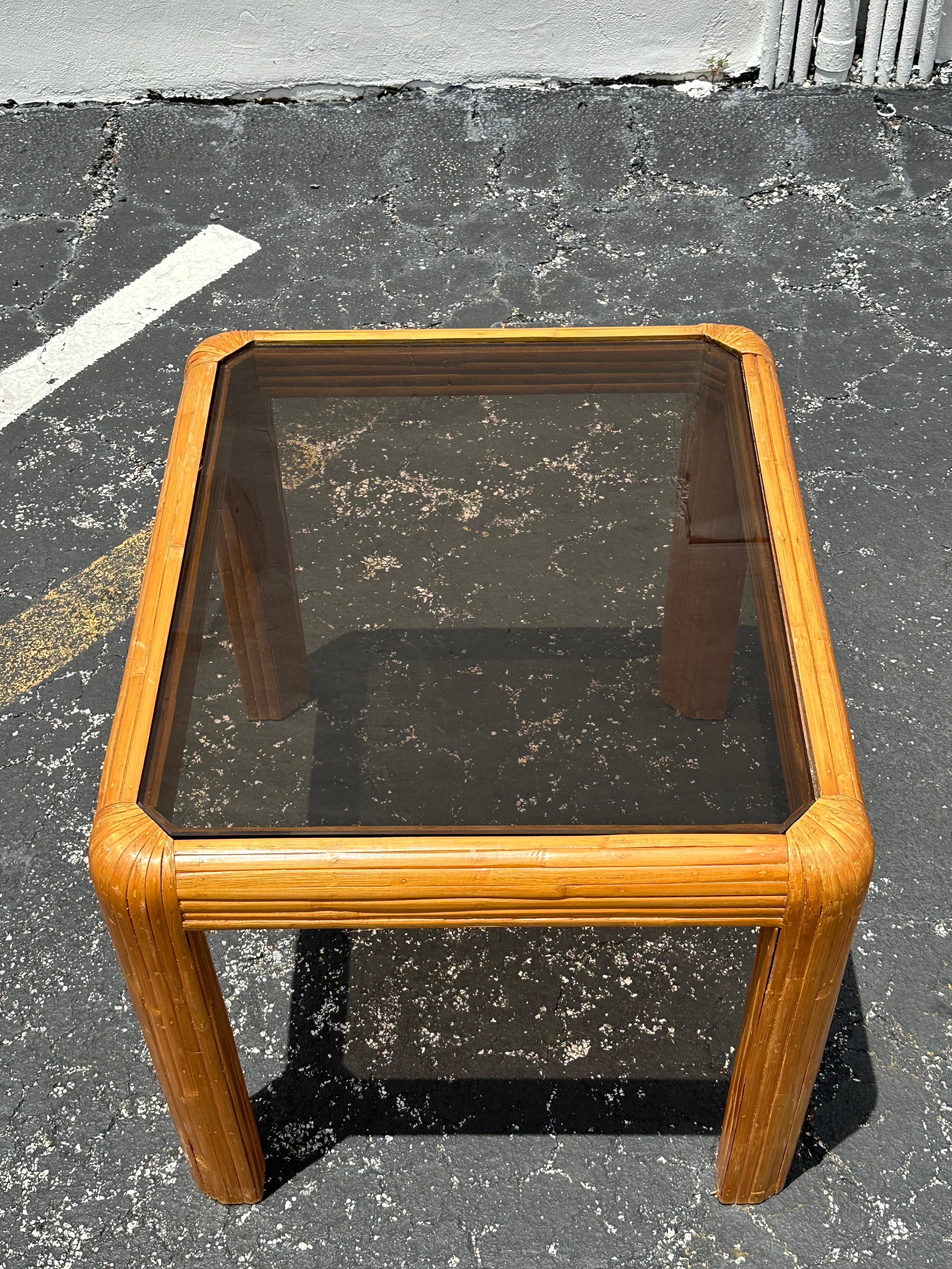 Table moyenne en rotin et verre fumé à bord en cascade des années 1970 en vente 2