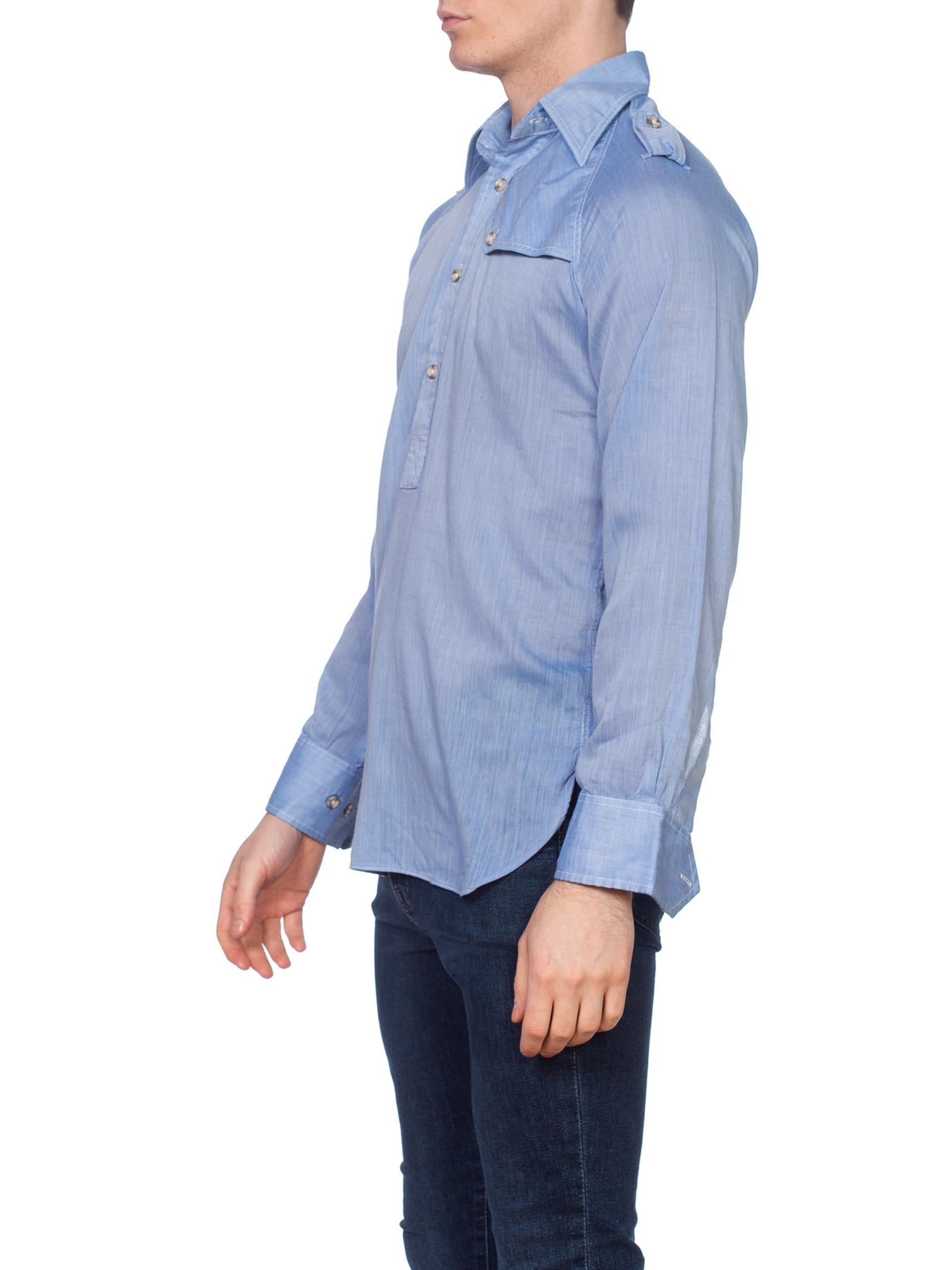 1970S Poly/Cotton Men's Featherweight Chambray Popover Shirt With Epaulets For Sale 2