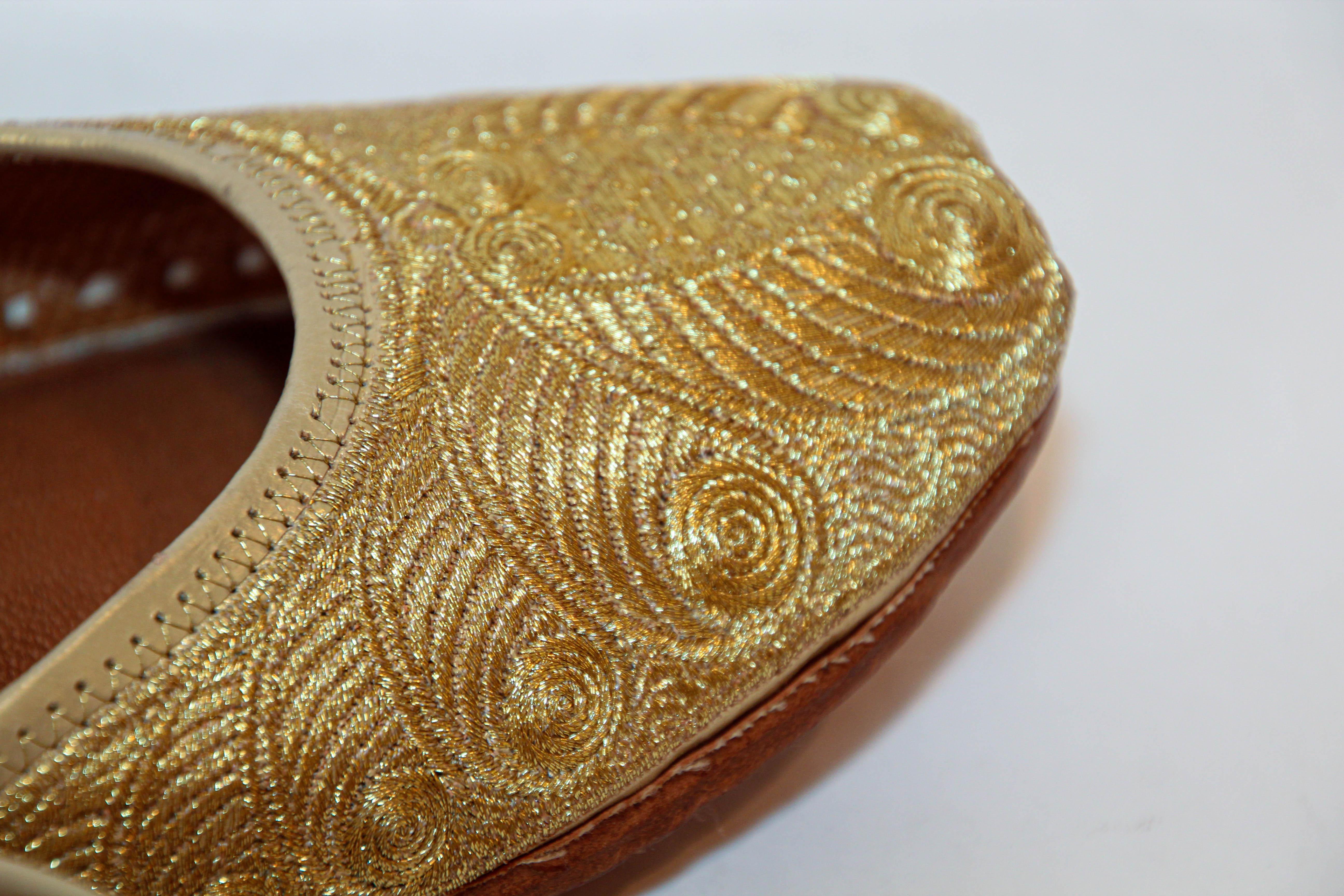 1970s Leather Indian Punjabi Shoes with Gold Embroidered Size 9 For Sale 4