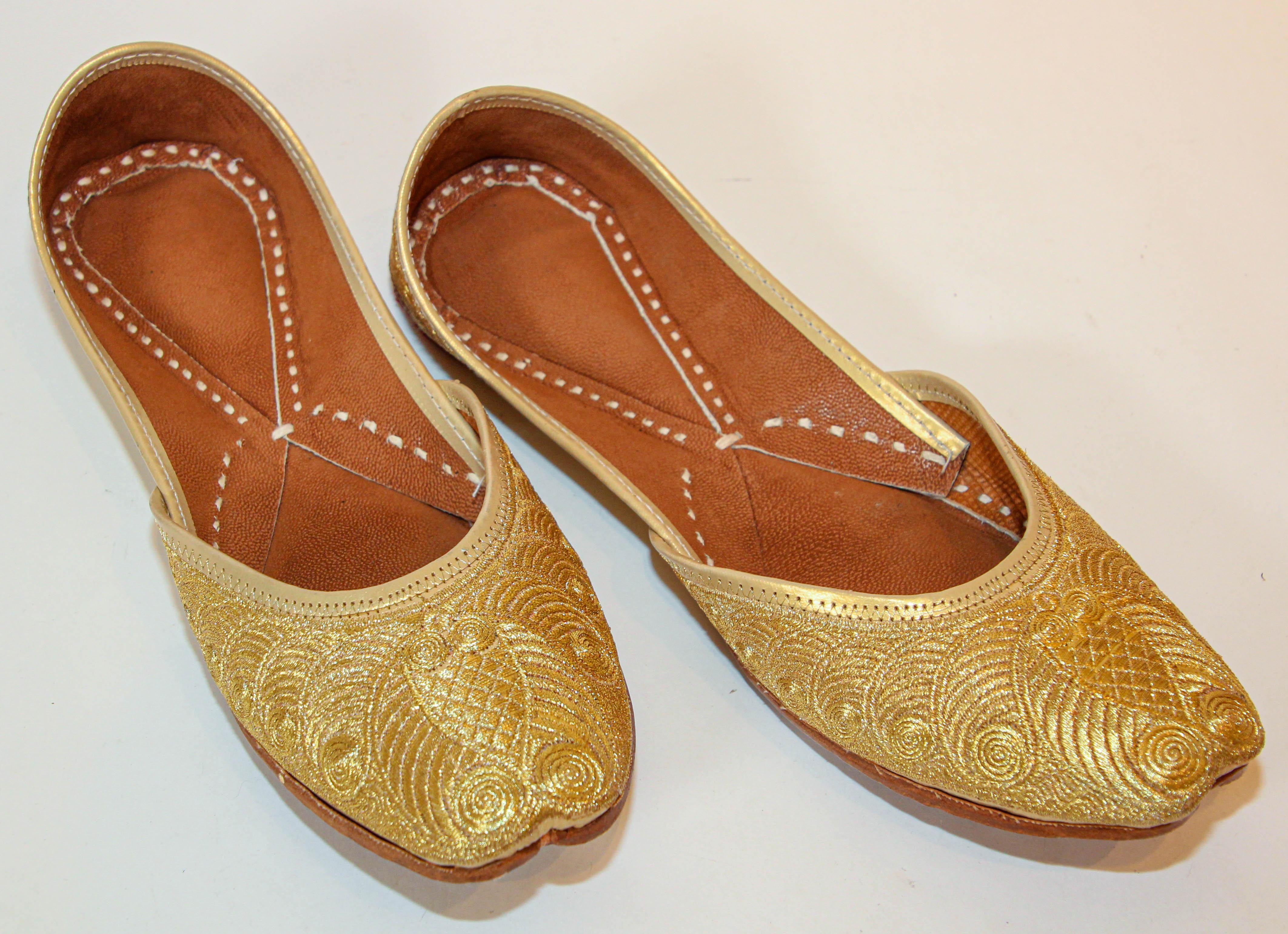 
Vintage 1970s Männer Gold Leder indischen Punjabi Jutti Hochzeit Schuhe.
Vintage handgenähte und handgefertigte Lederschuhe mit handgestickten, vergoldeten Metallfäden.
Erstaunliche goldbestickte traditionelle islamische indische Lederschuhe im
