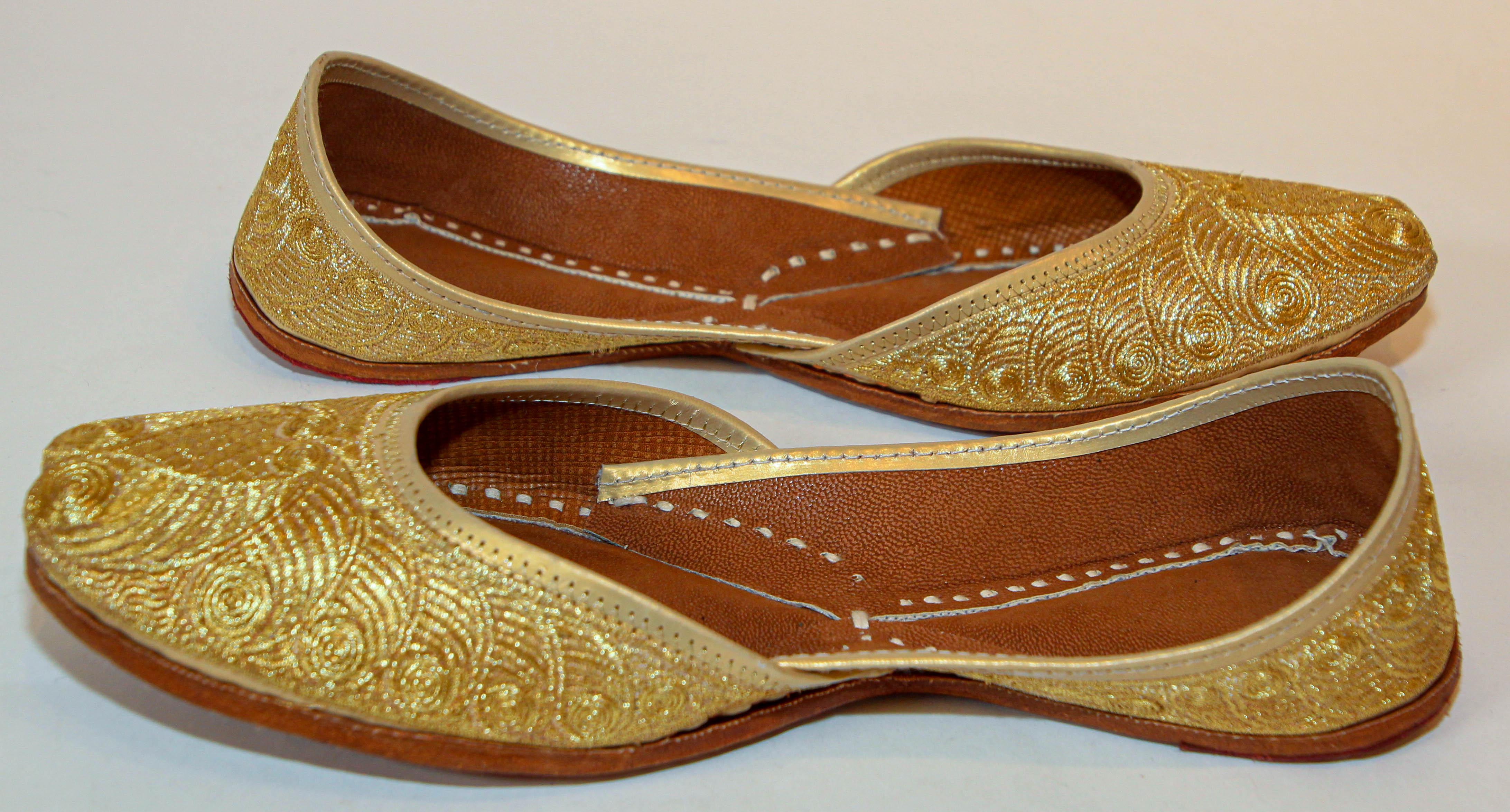 Islamic 1970s Leather Indian Punjabi Shoes with Gold Embroidered Size 9 For Sale