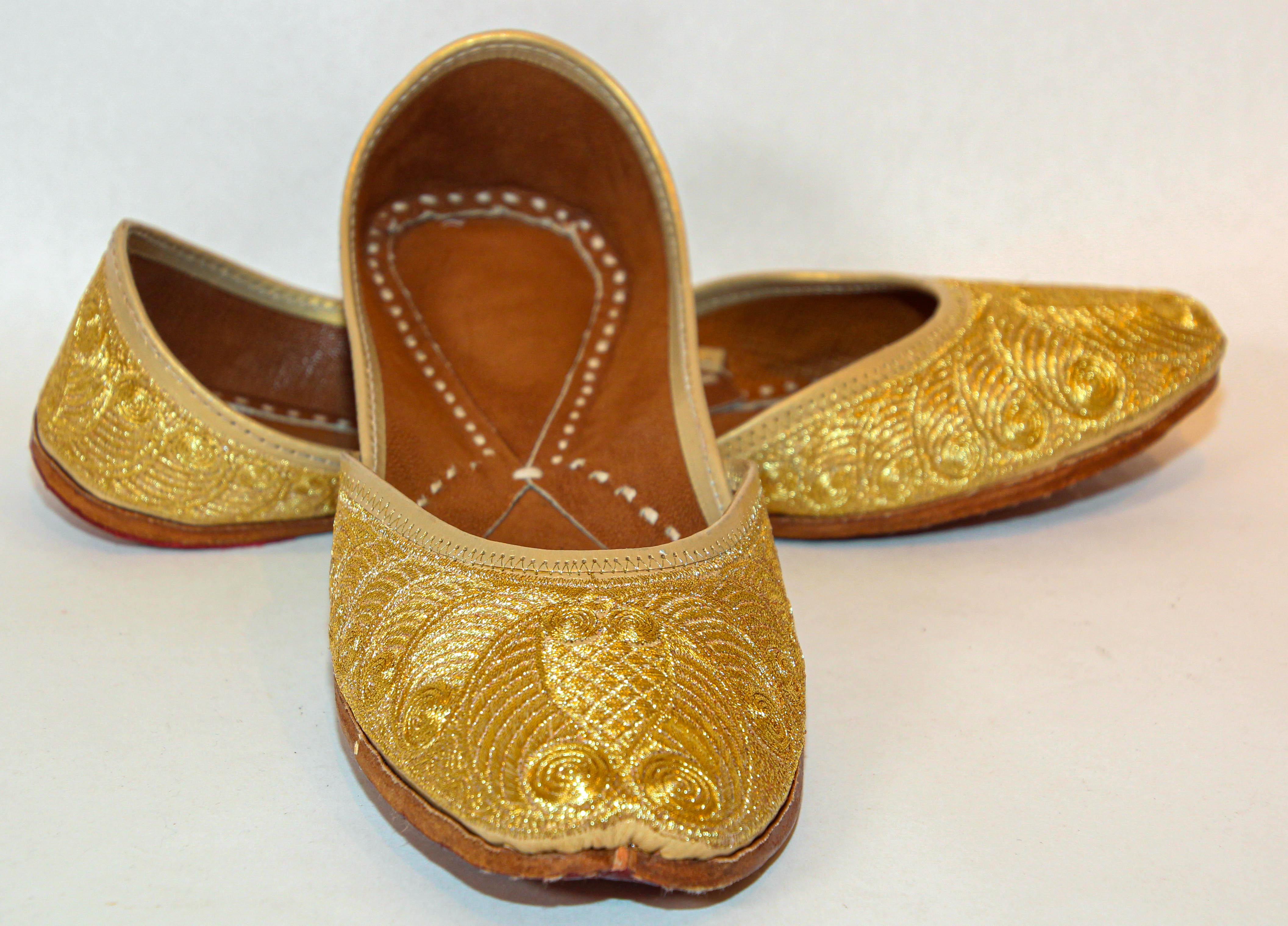 1970s Leather Indian Punjabi Shoes with Gold Embroidered Size 9 In Good Condition For Sale In North Hollywood, CA