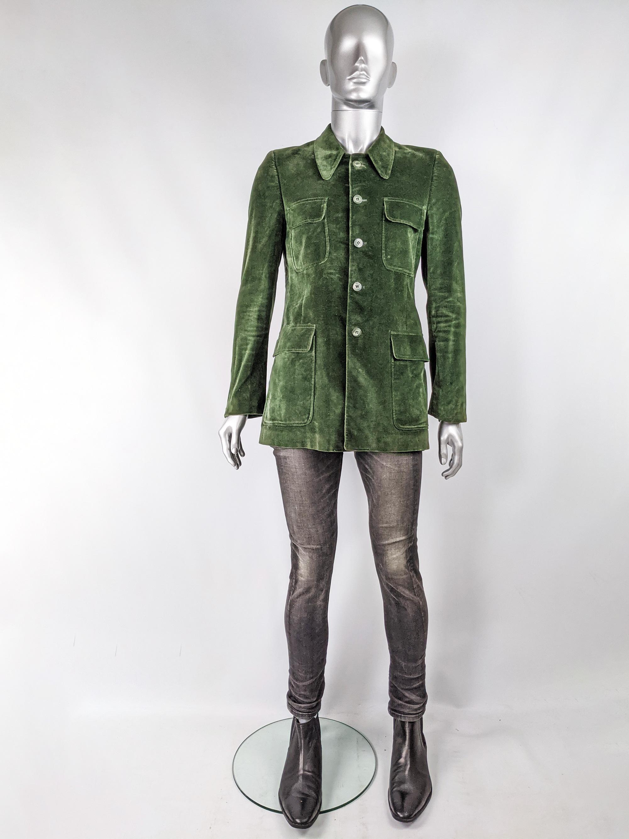 An amazing and rare vintage mens jacket from 1972 (as dated in the pocket) by luxury French designer, Henry Thiery of Paris. In a deep green velvet with flap patch pockets. 

Size: Unlabelled; fits like a modern men’s Small to Medium. Please check