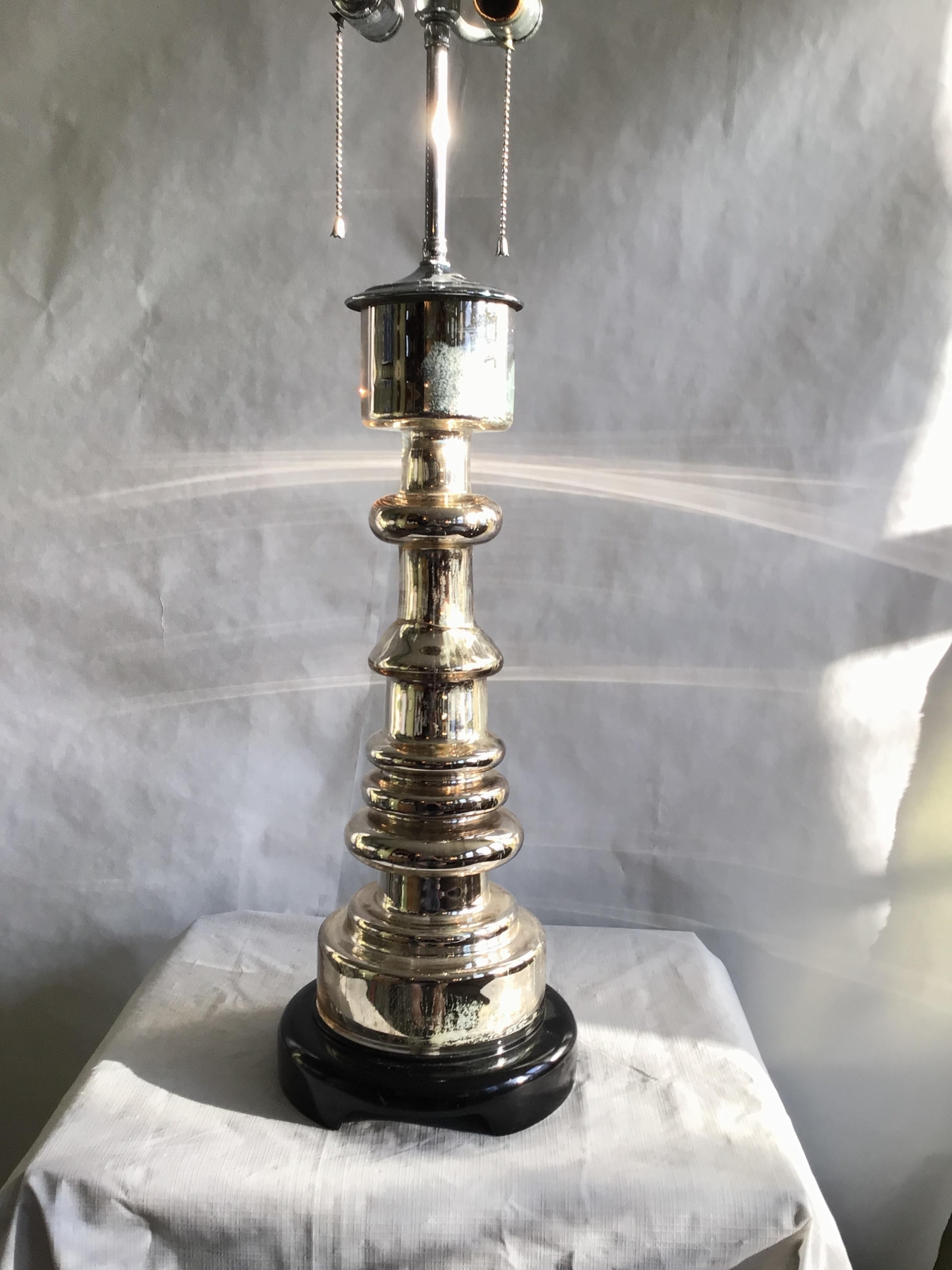 Lámpara de mesa de cristal de mercurio de los años 70 con base de madera pintada
Herrajes de calidad con casquillos de cadena de doble tracción
La altura es hasta la parte superior del remate
Algunos desperfectos en el cristal (como se ve en las